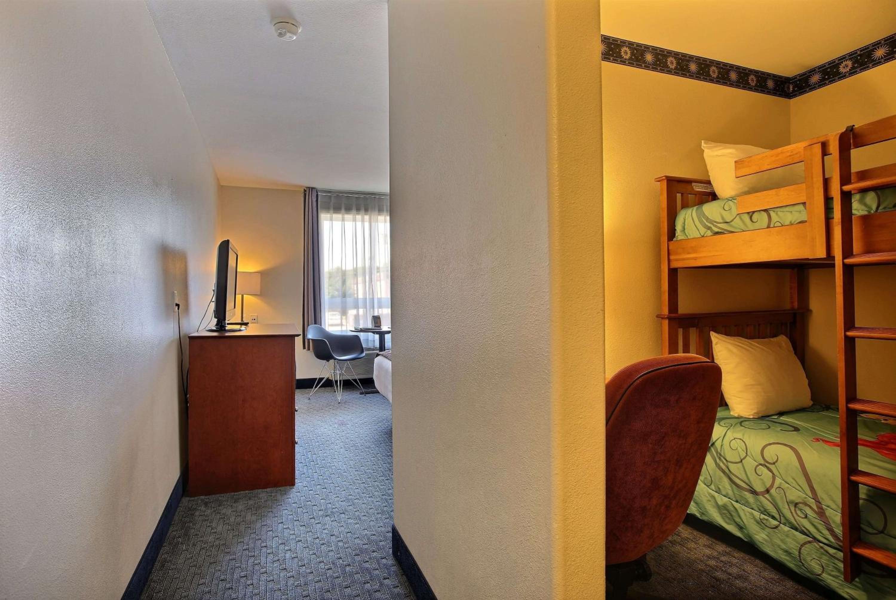Trois-rivieres Vacations - Super 8 by Wyndham Trois-Rivieres - Property Image 7