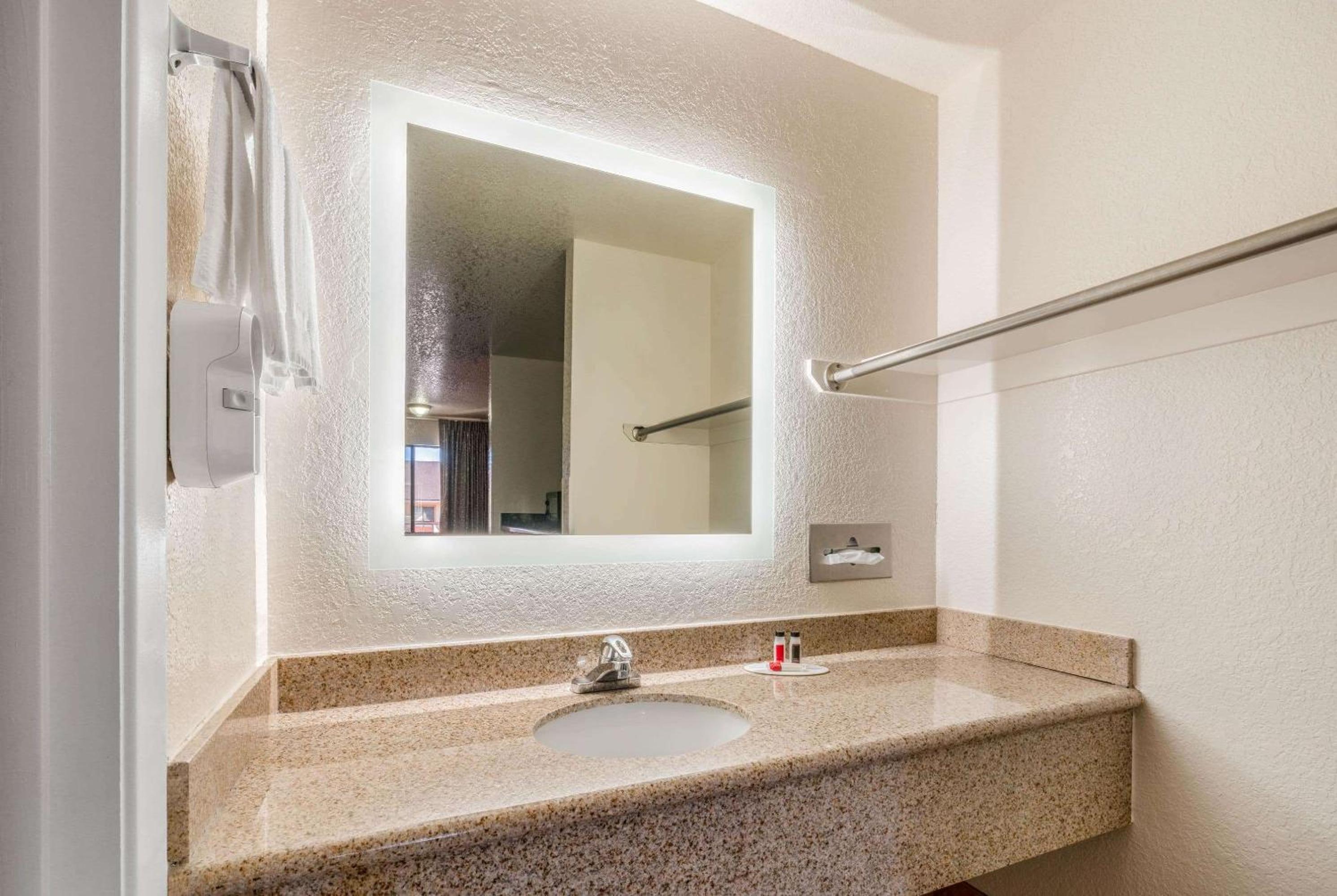 Holbrook Vacations - Howard Johnson by Wyndham Holbrook - Property Image 6