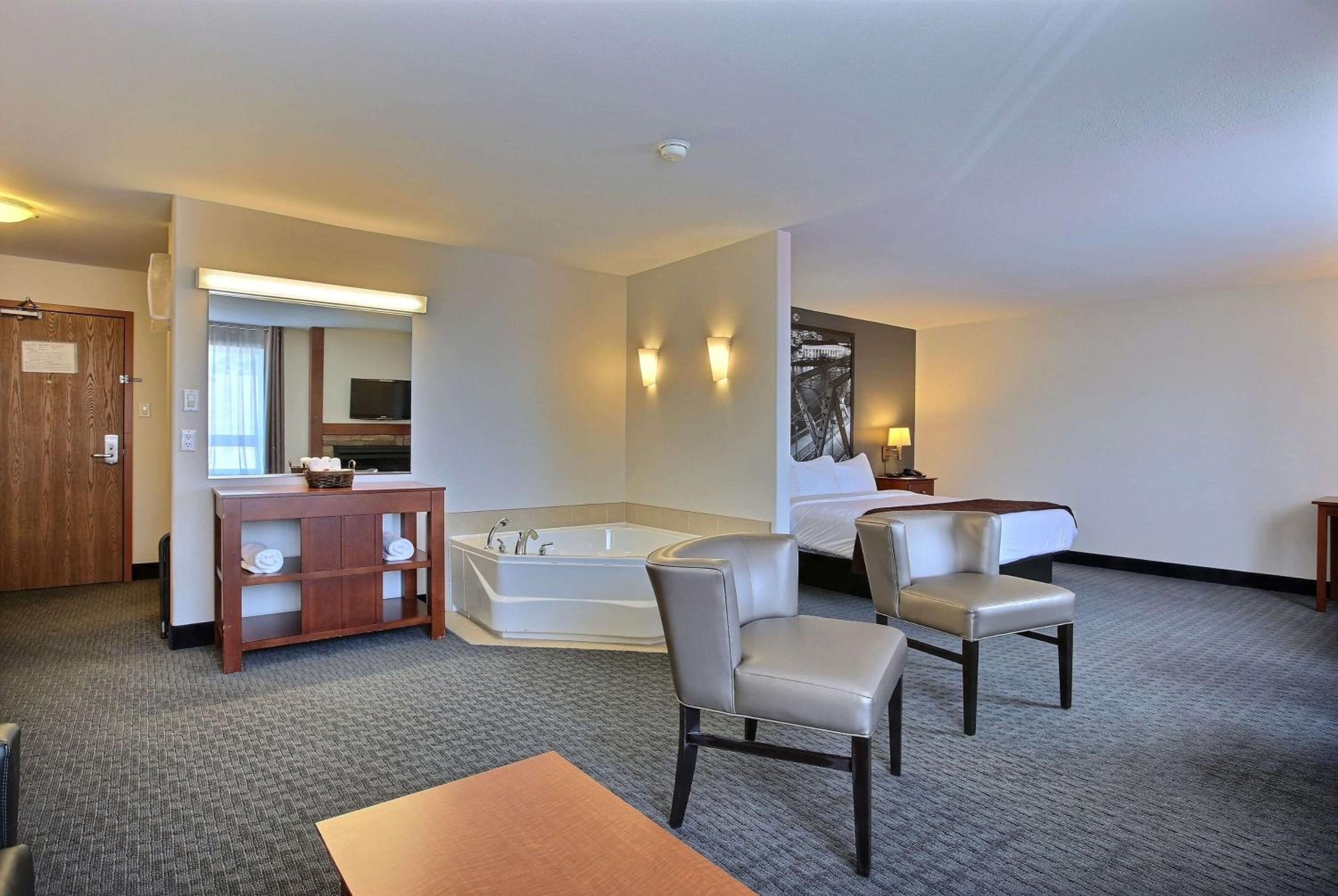 Trois-rivieres Vacations - Super 8 by Wyndham Trois-Rivieres - Property Image 12