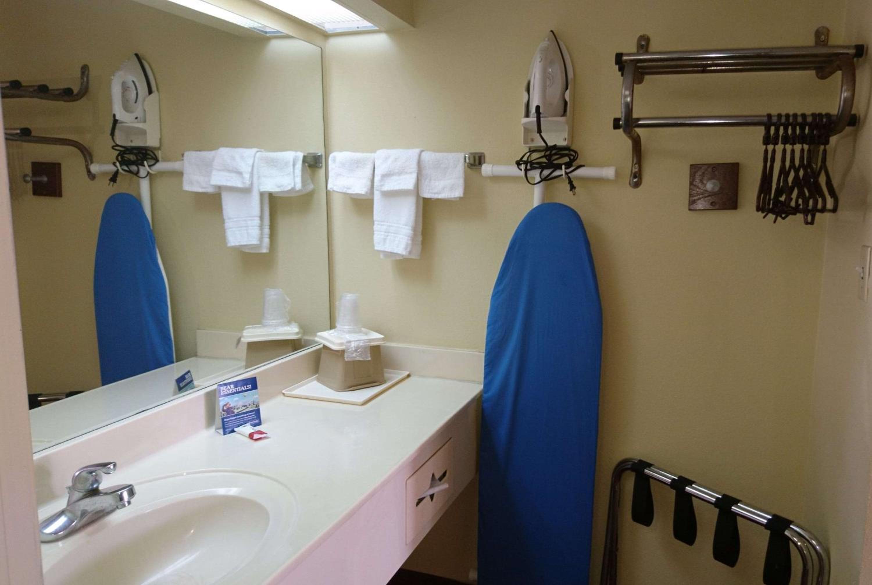 Knoxville Vacations - Travelodge by Wyndham Knoxville East - Property Image 2