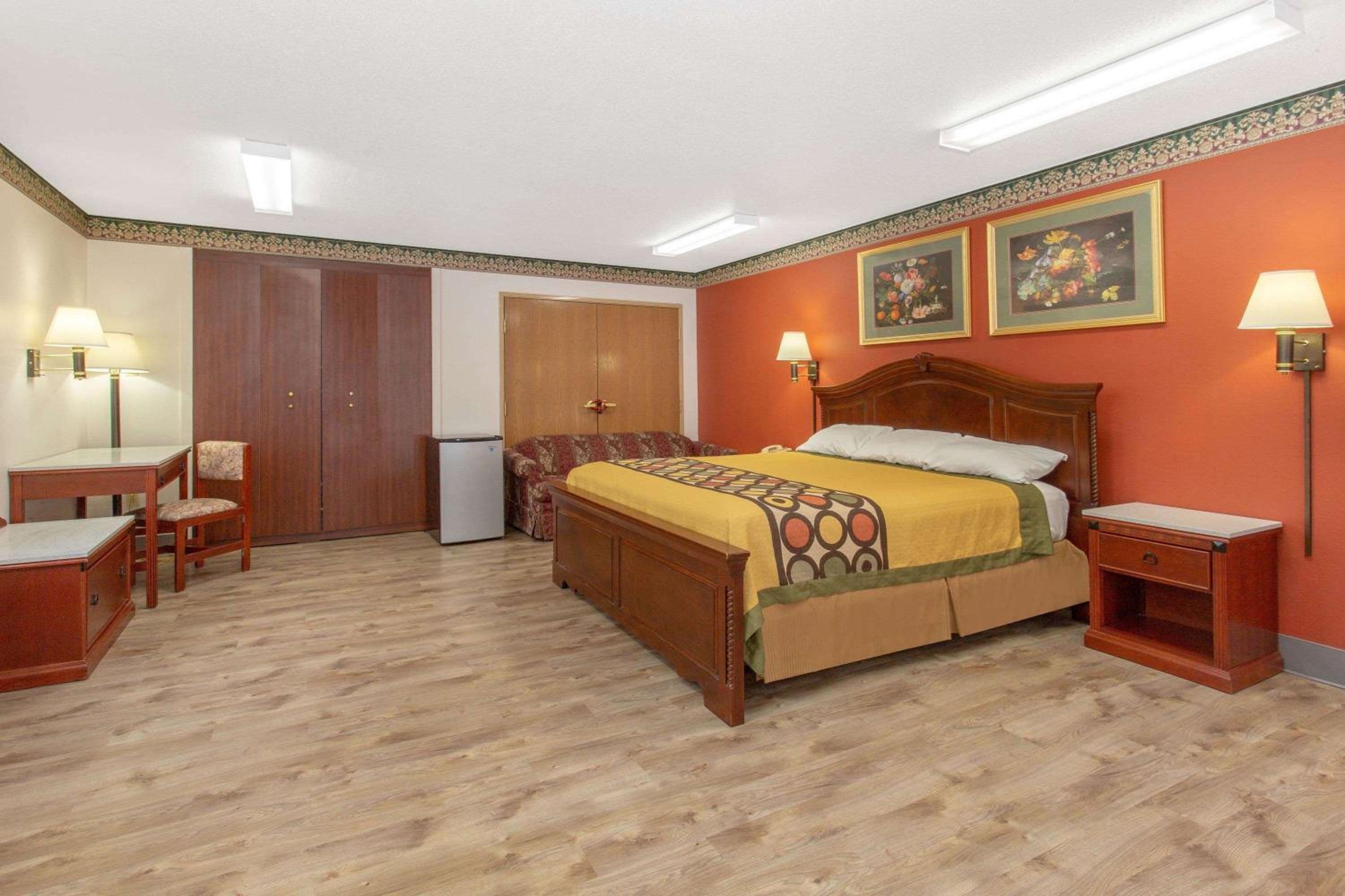 Bloomington Vacations - Super 8 by Wyndham Bedford - Property Image 5