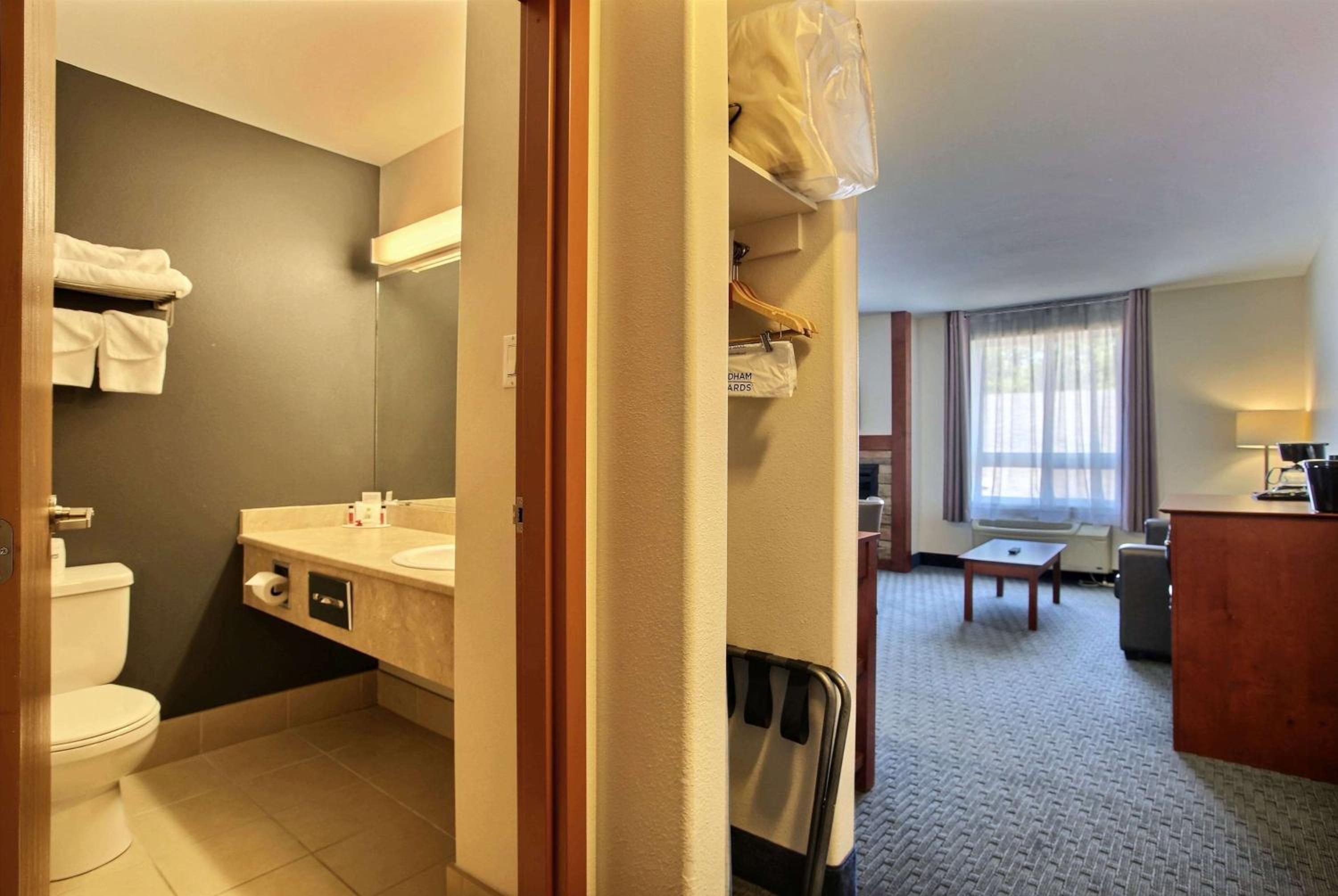 Trois-rivieres Vacations - Super 8 by Wyndham Trois-Rivieres - Property Image 8