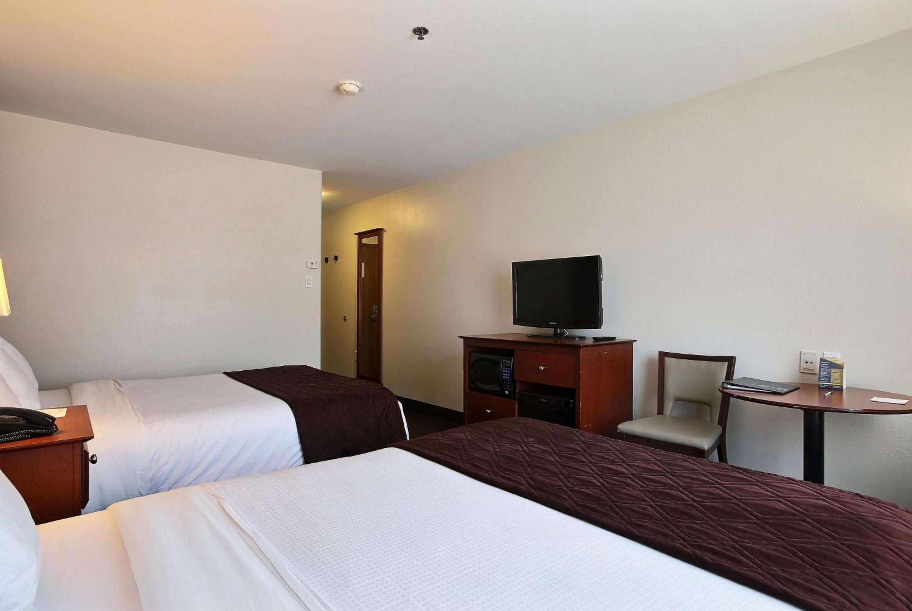 Trois-rivieres Vacations - Super 8 by Wyndham Trois-Rivieres - Property Image 9
