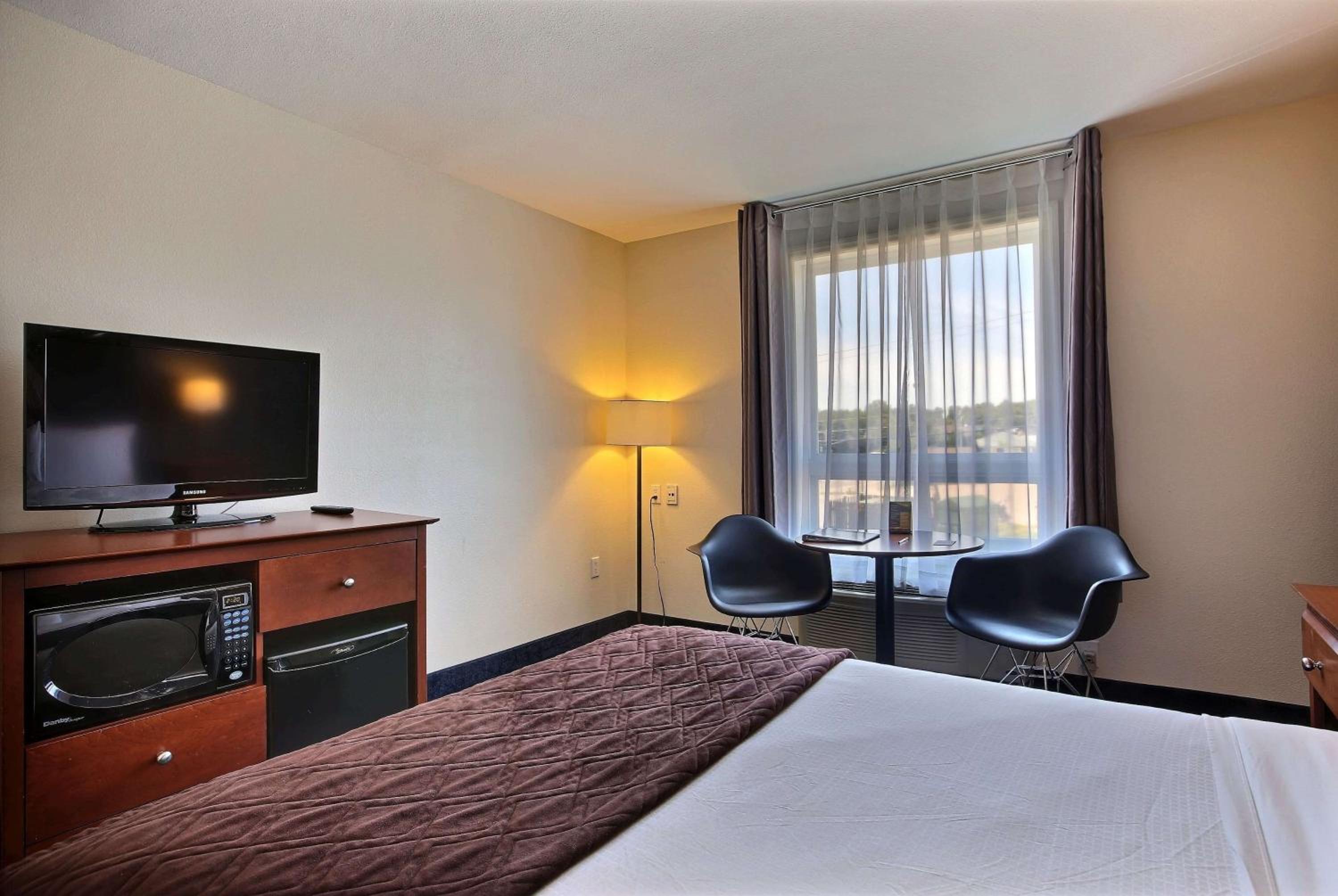 Trois-rivieres Vacations - Super 8 by Wyndham Trois-Rivieres - Property Image 6