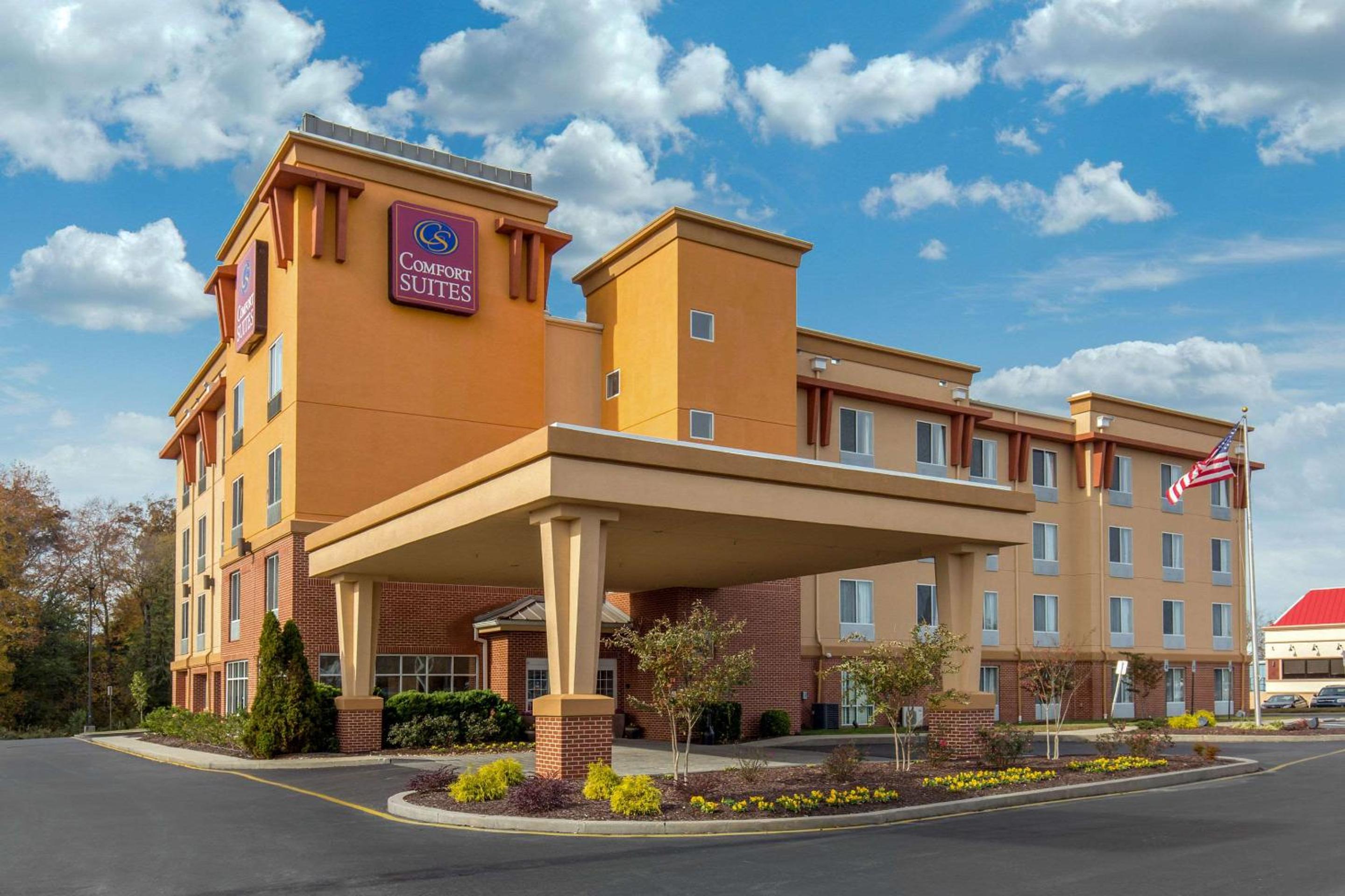 Hotel Comfort Suites - Image 1