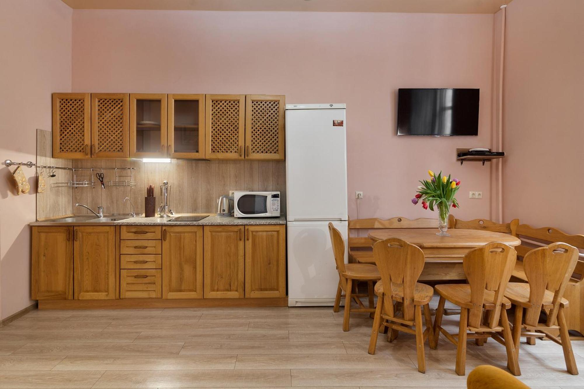 FRIENDS HOUSE on SQUARE RYNOK view 4