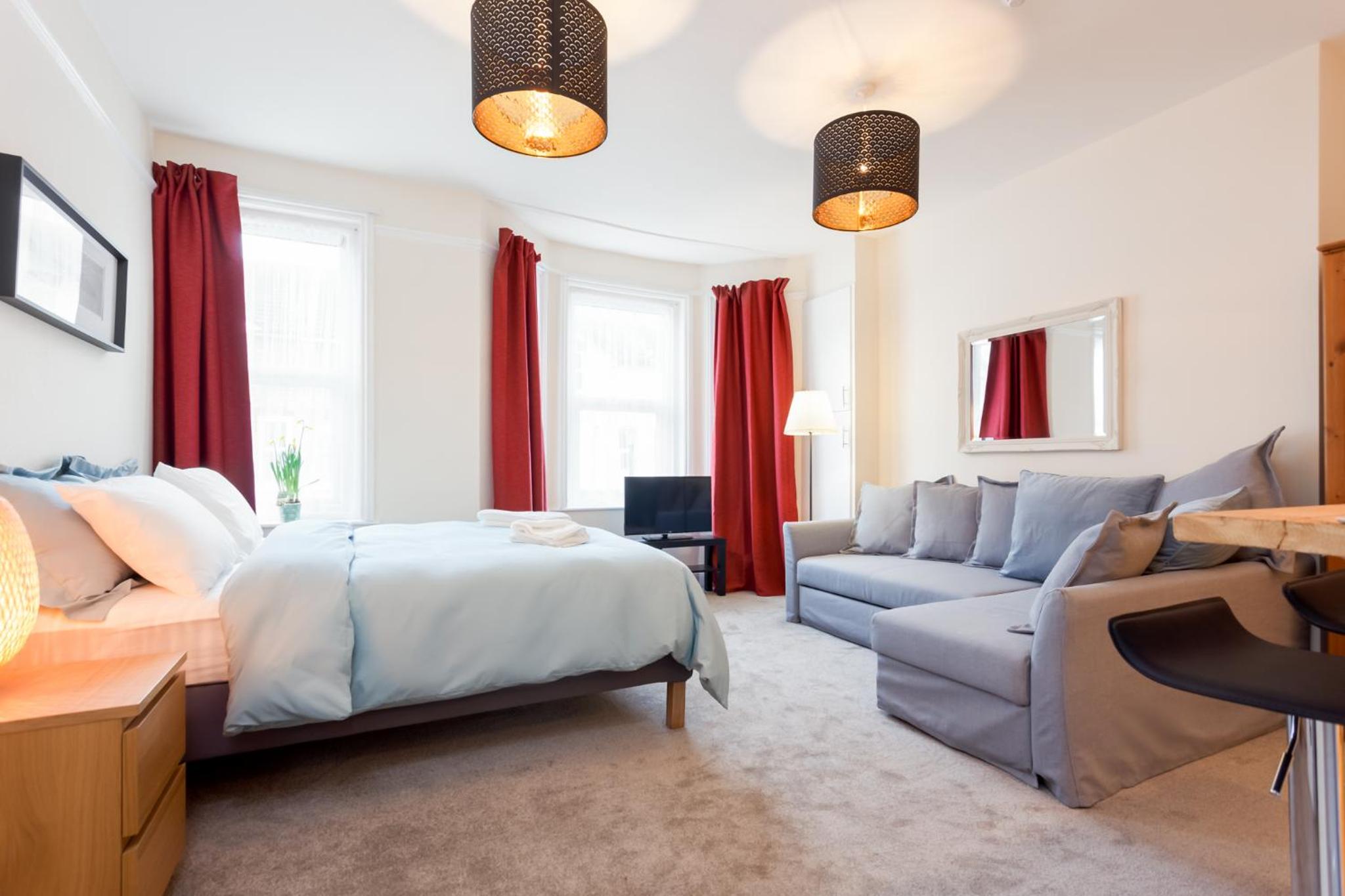 Stylish Town Centre Apartment Close to Beach and Shops view 3