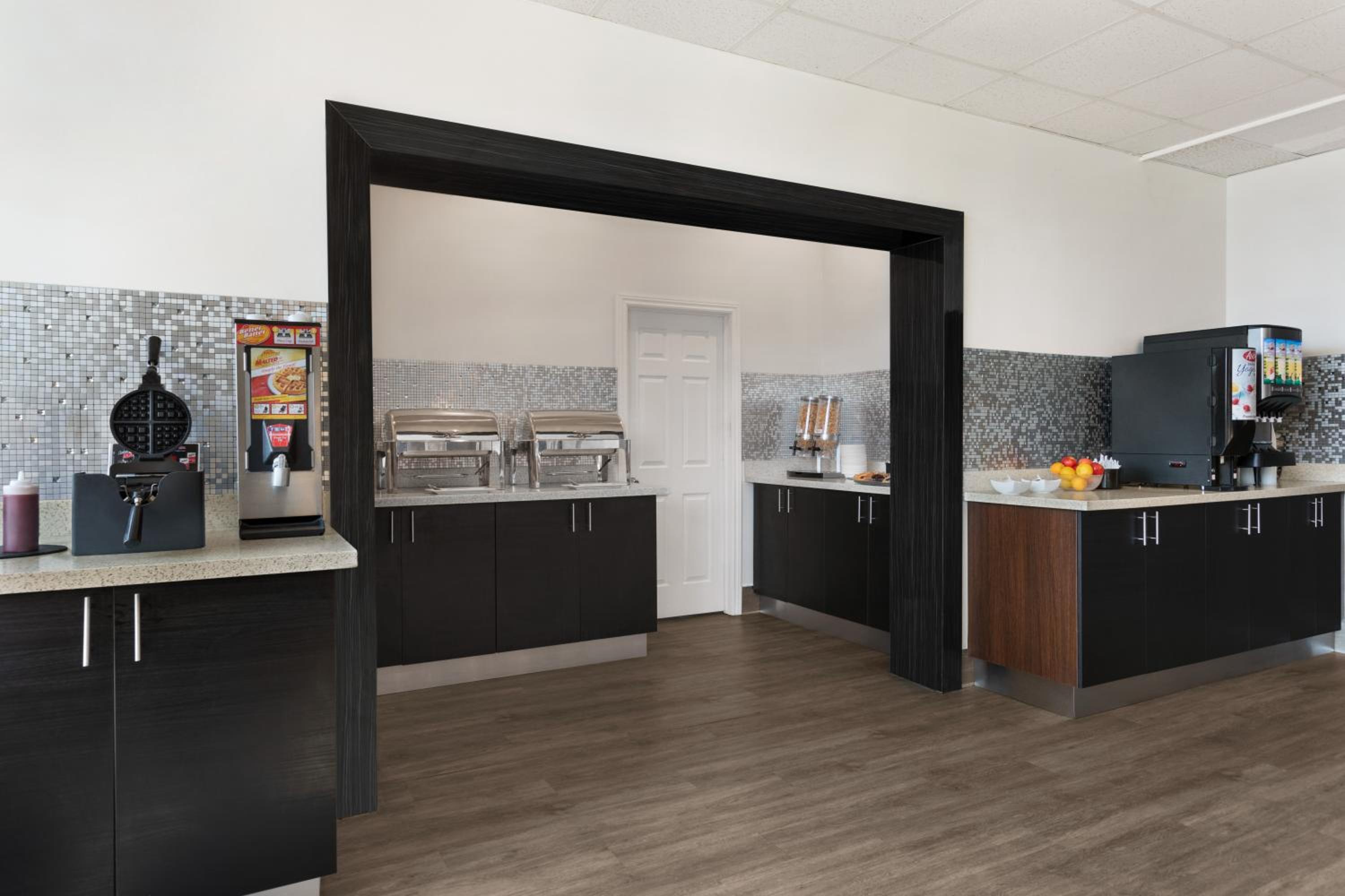 Belleville Vacations - Ramada by Wyndham Belleville Harbourview Conference Center - Property Image 48