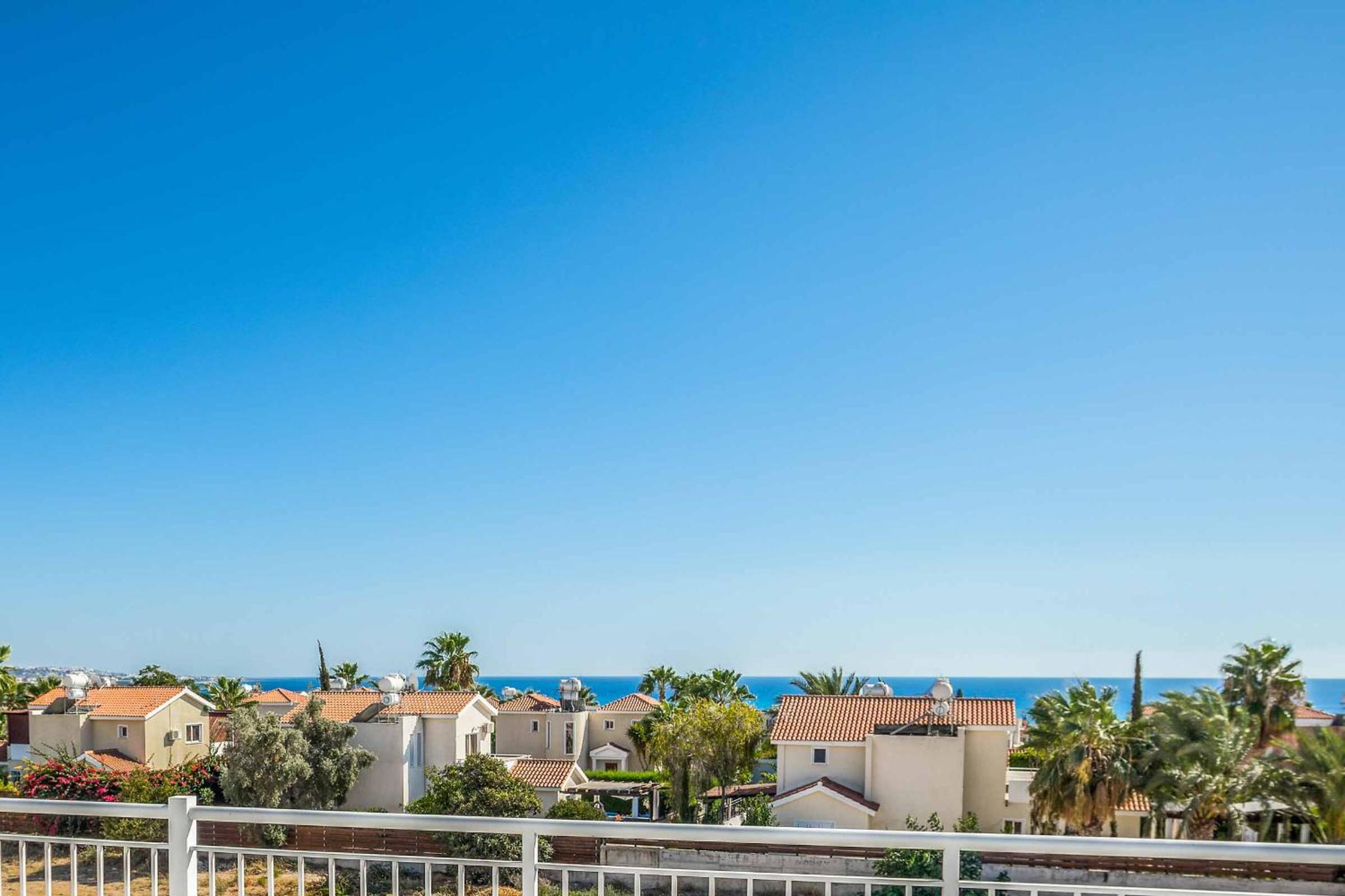 Villa White Daisy view 2