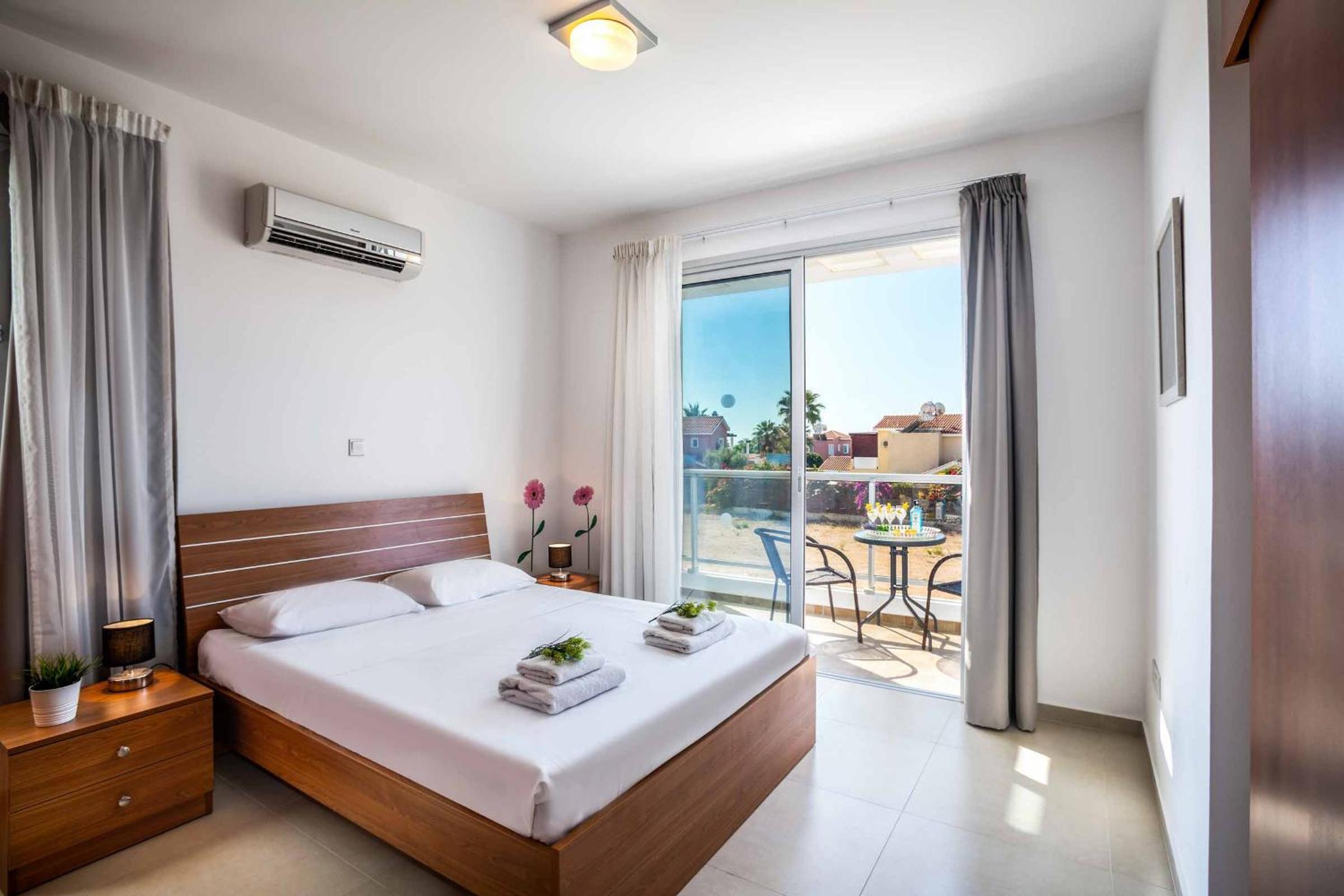 Villa White Daisy view 3