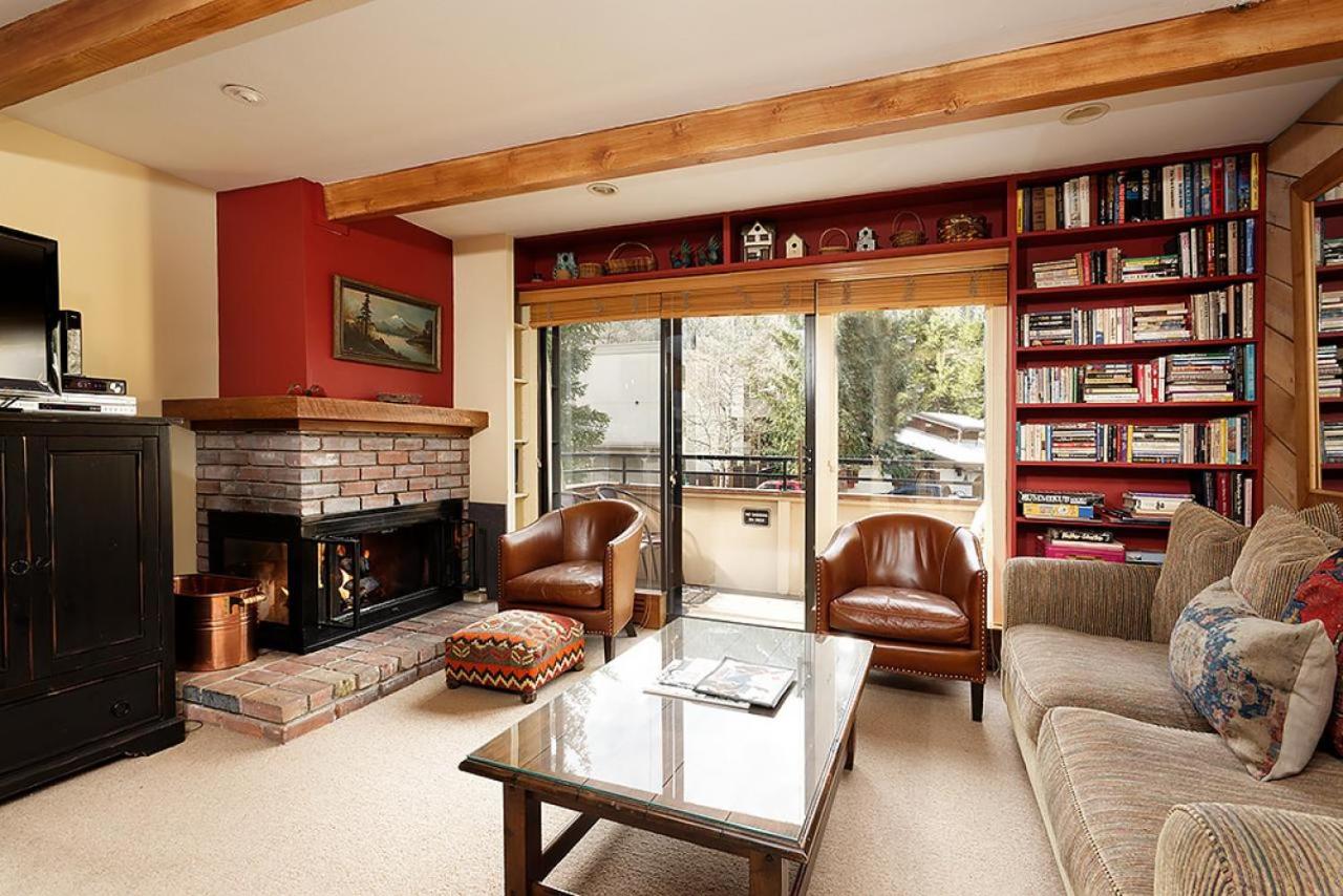 Aspen Townhouse East Unit 4, Townhouse in Downtown Aspen with Private Balcony