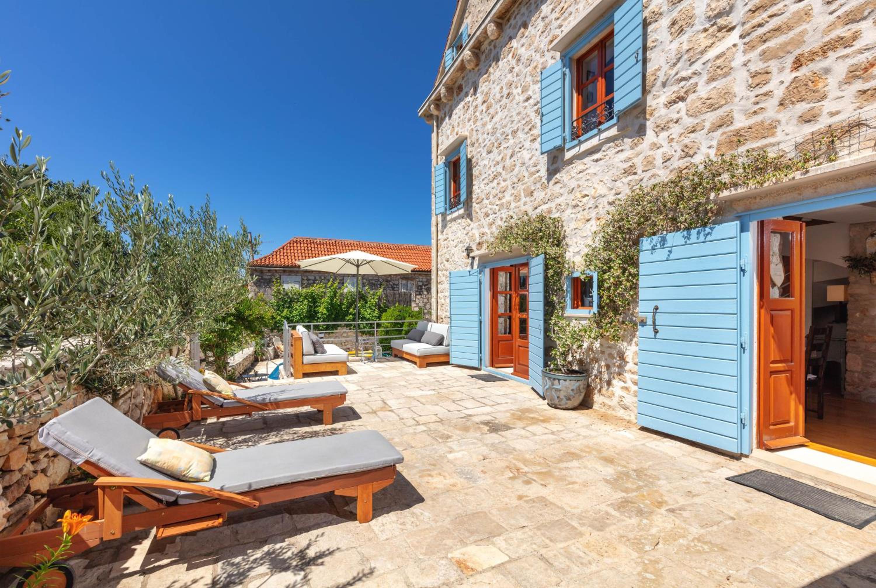 Villa Vicina - Historic Stone Villa with Pool & Sea Views I Milna