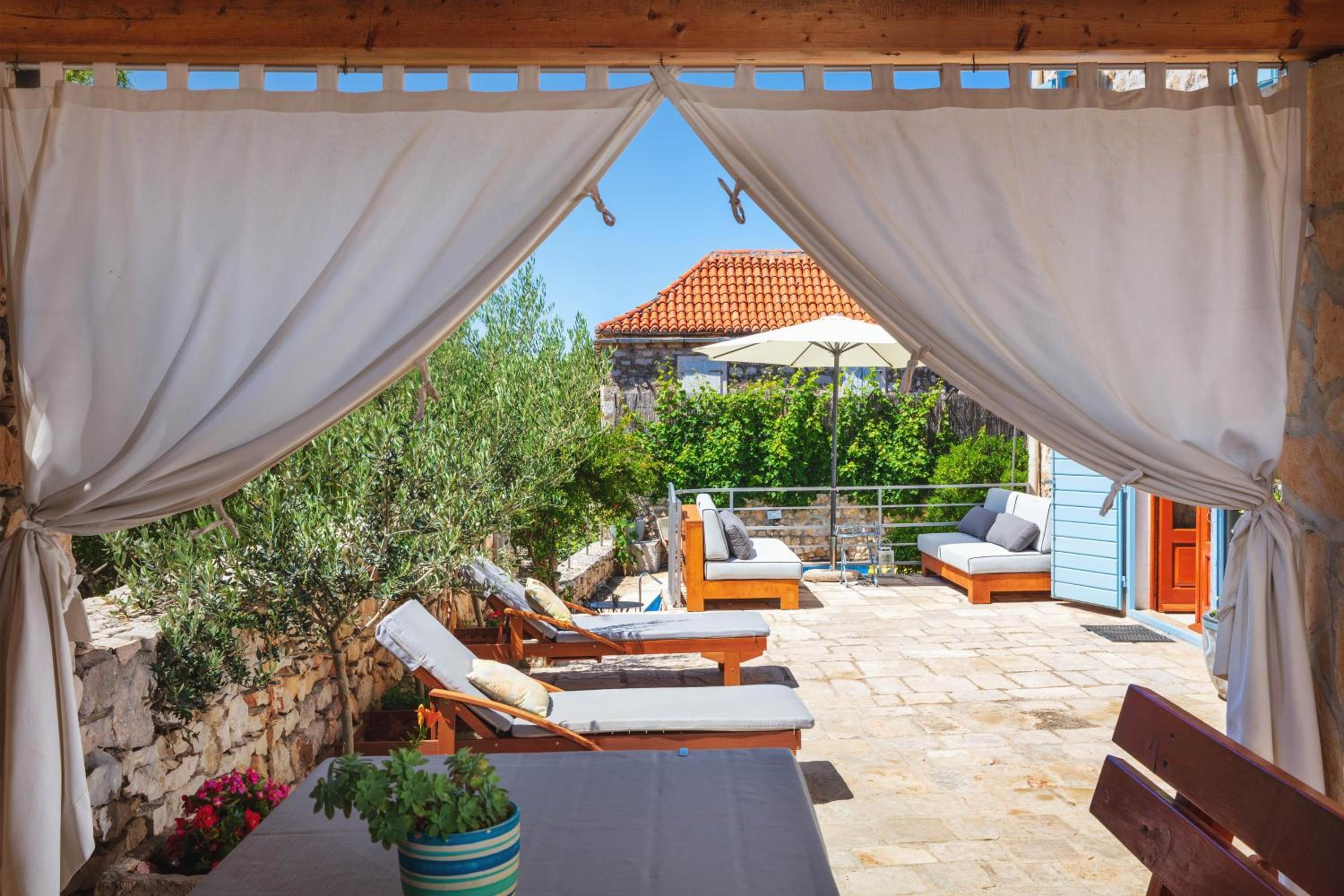 Villa Vicina - Historic Stone Villa with Pool & Sea Views I Milna