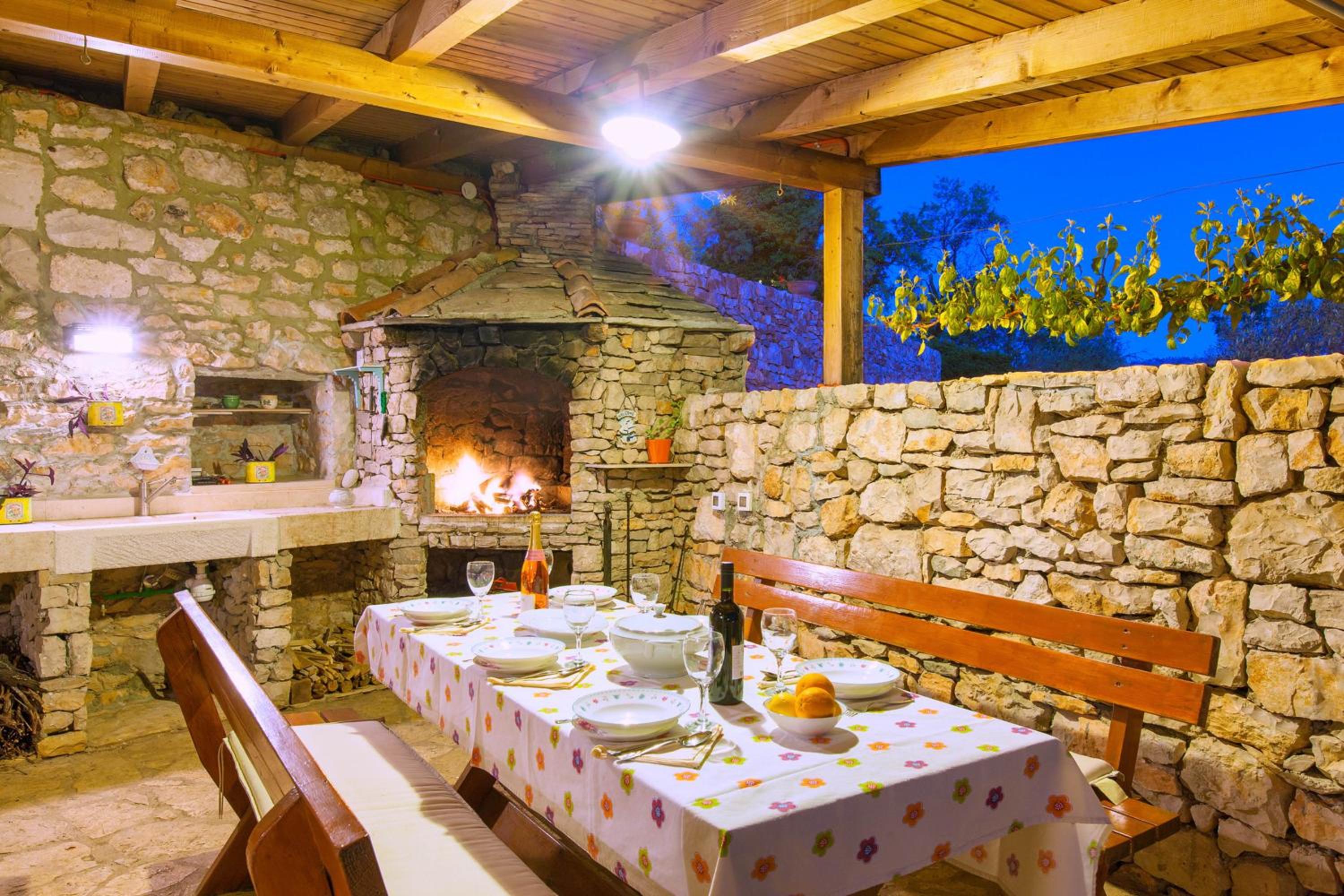 Villa Vicina - Historic Stone Villa with Pool & Sea Views I Milna