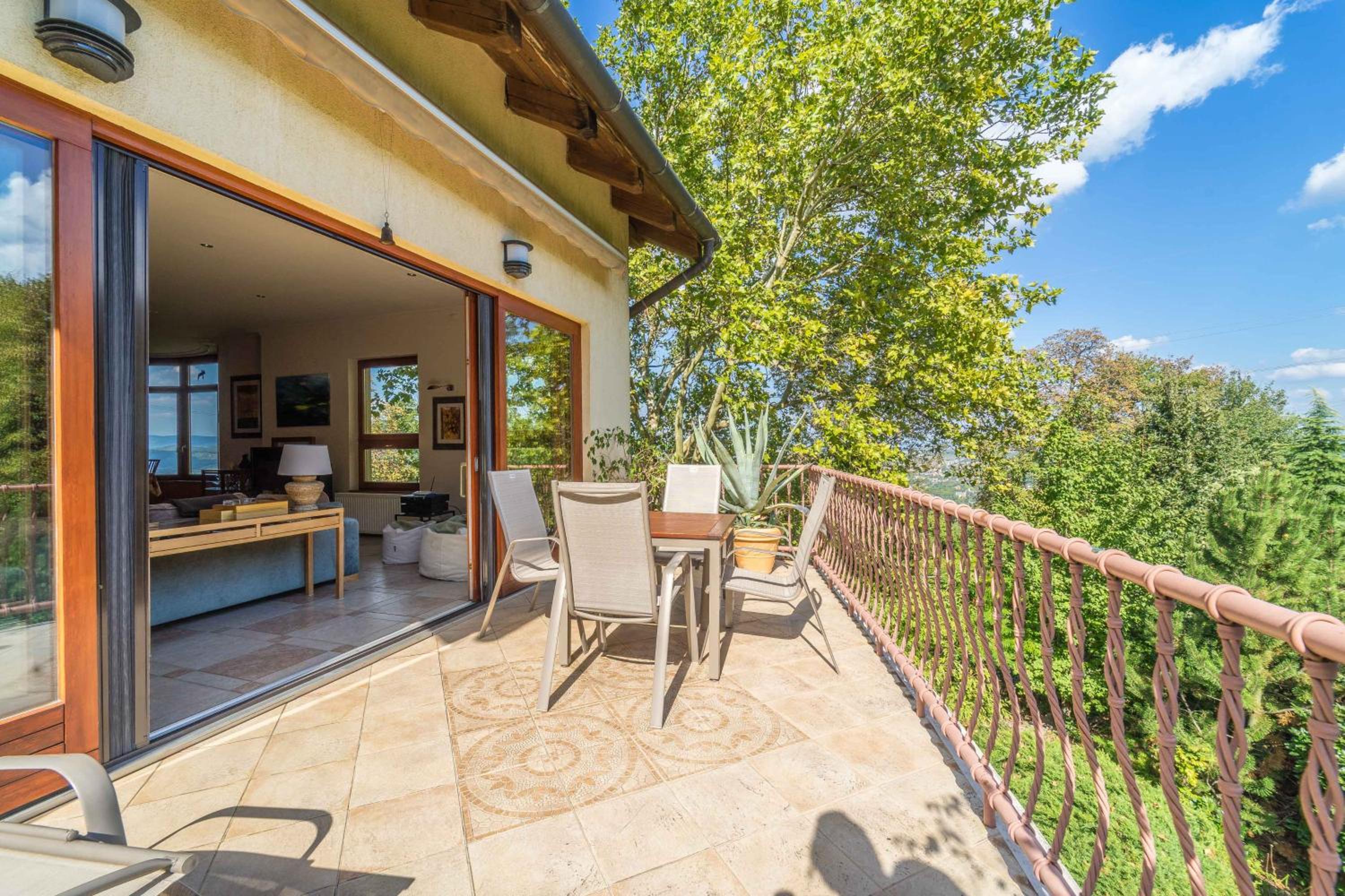Luxury Green Villa view 3