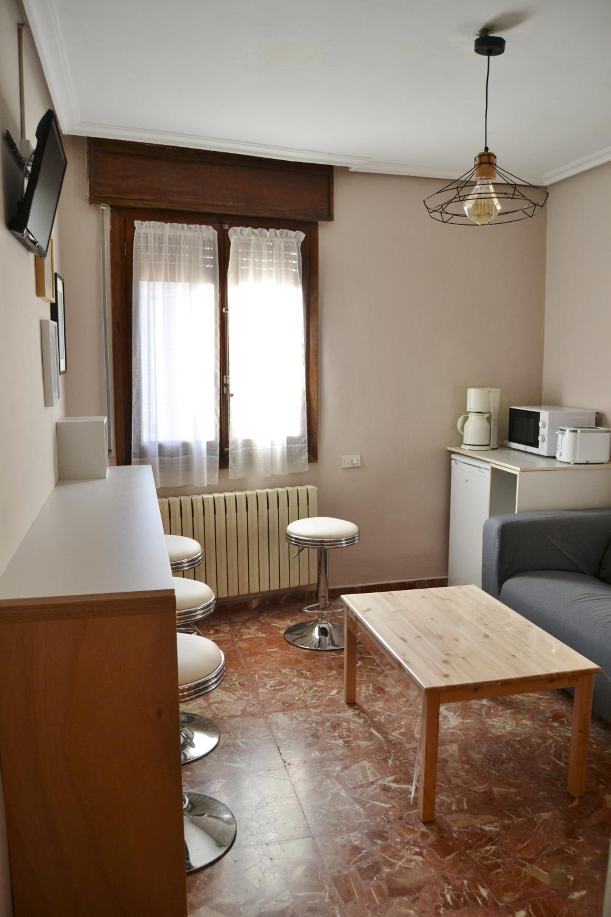 Tres Puentes Anguiano Apartamentos y Hostal