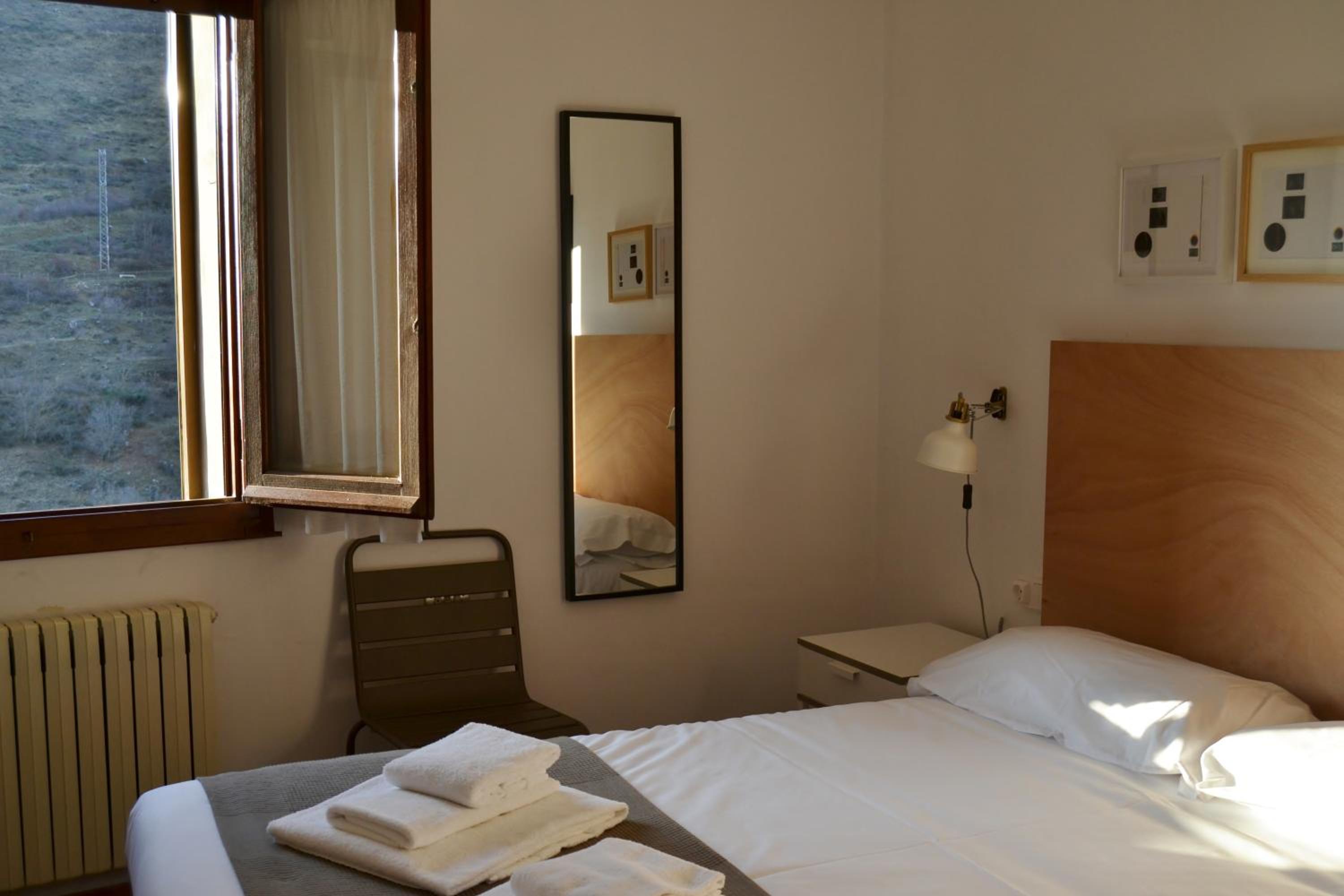 Tres Puentes Anguiano Apartamentos y Hostal