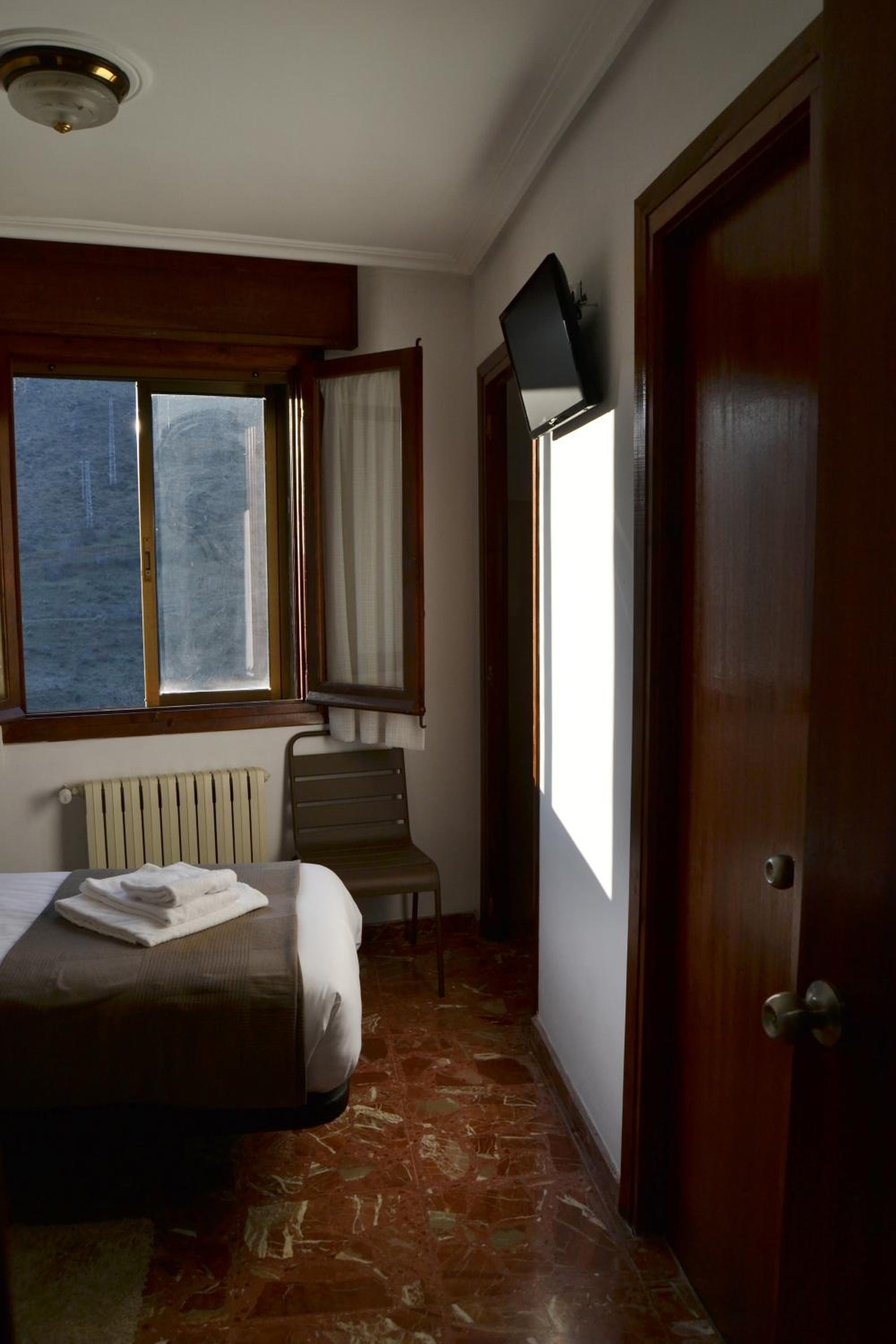 Tres Puentes Anguiano Apartamentos y Hostal