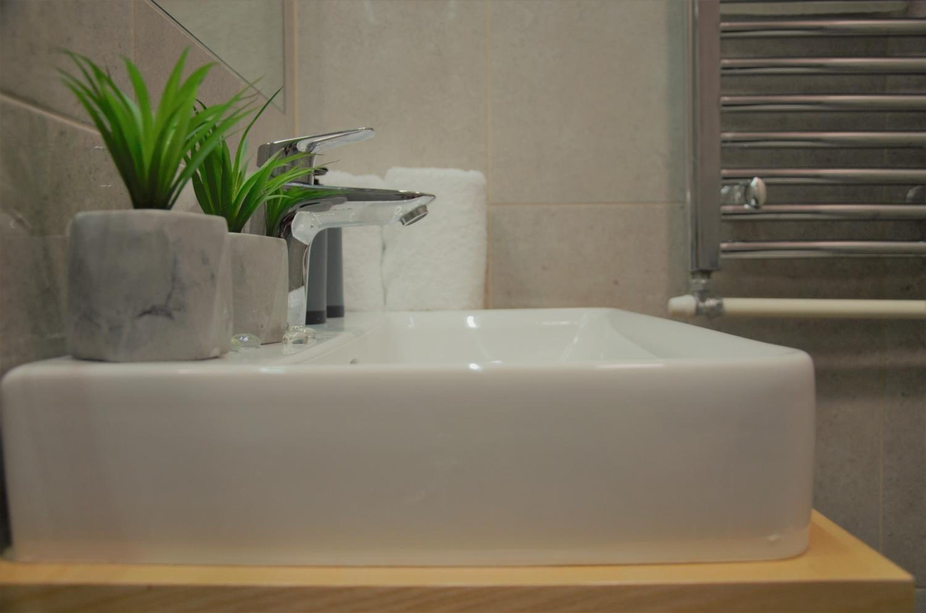 Spacious 2-bedroom apartment with luxury feel view 4