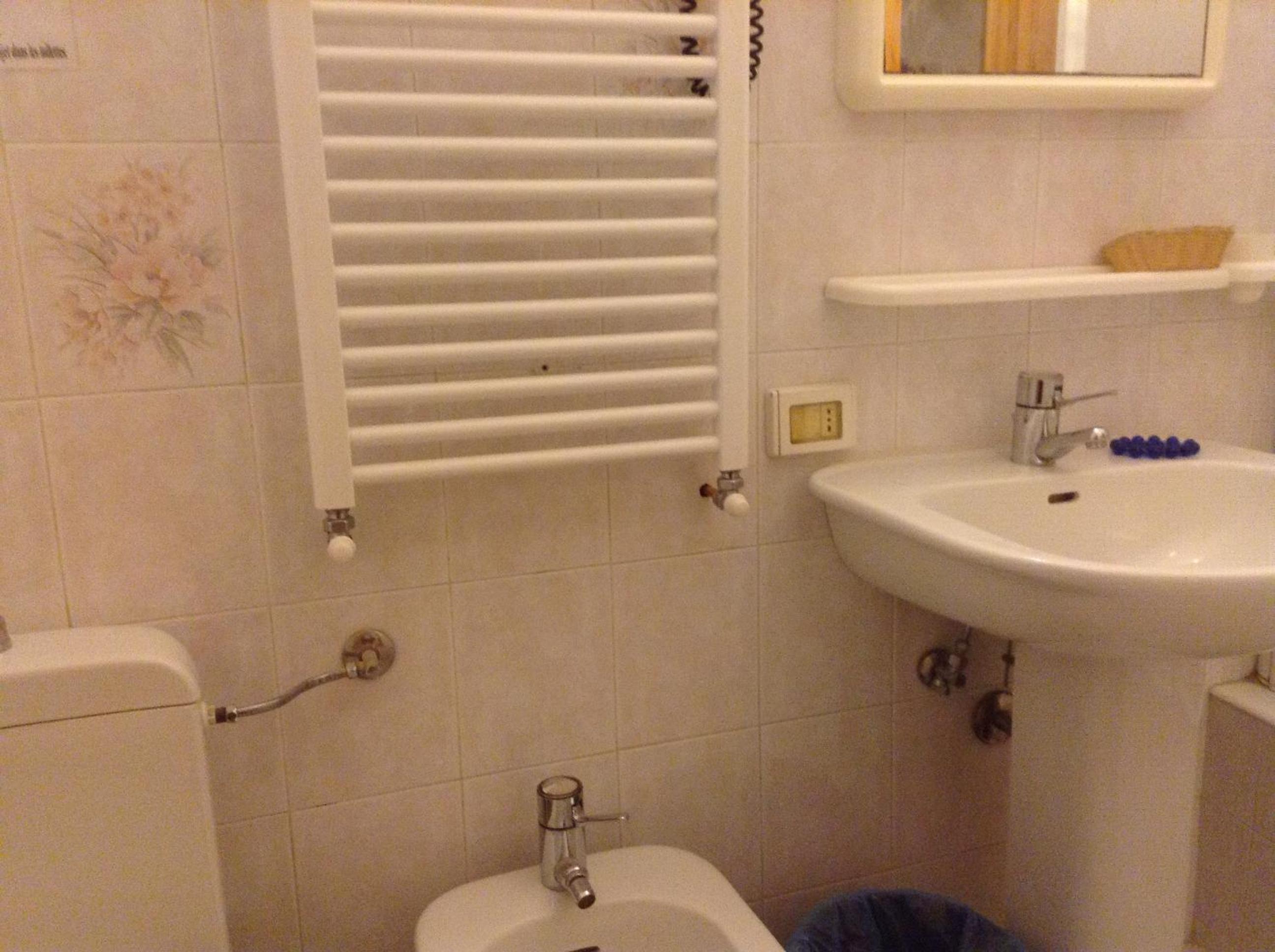 Camere Carlo en Vernazza — bathroom
