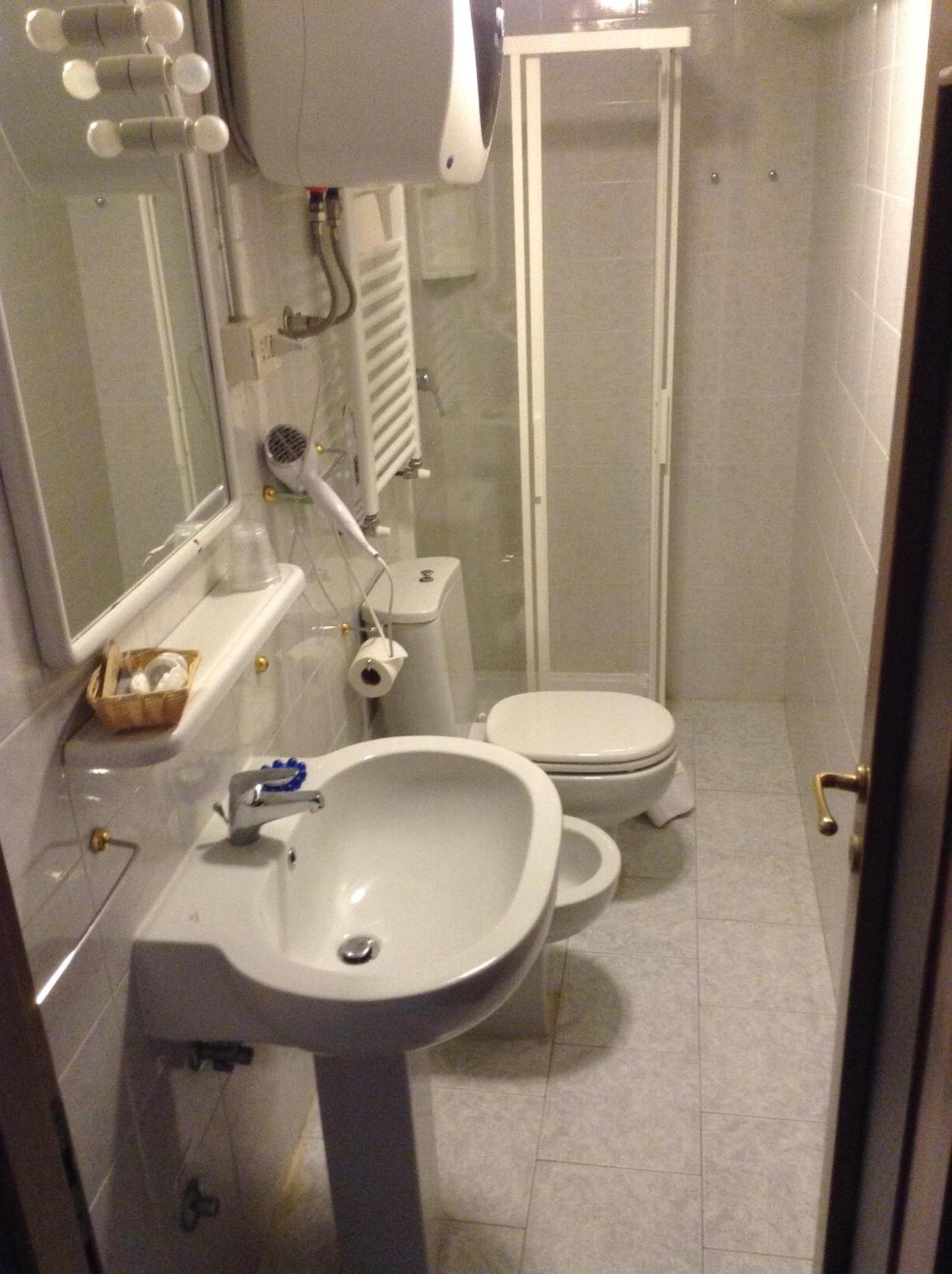 Camere Carlo en Vernazza — bathroom
