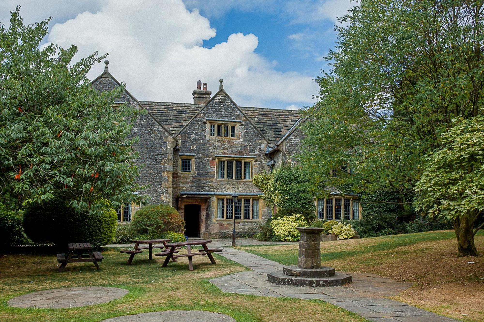 Hotel YHA Hartington Hall - Image 1