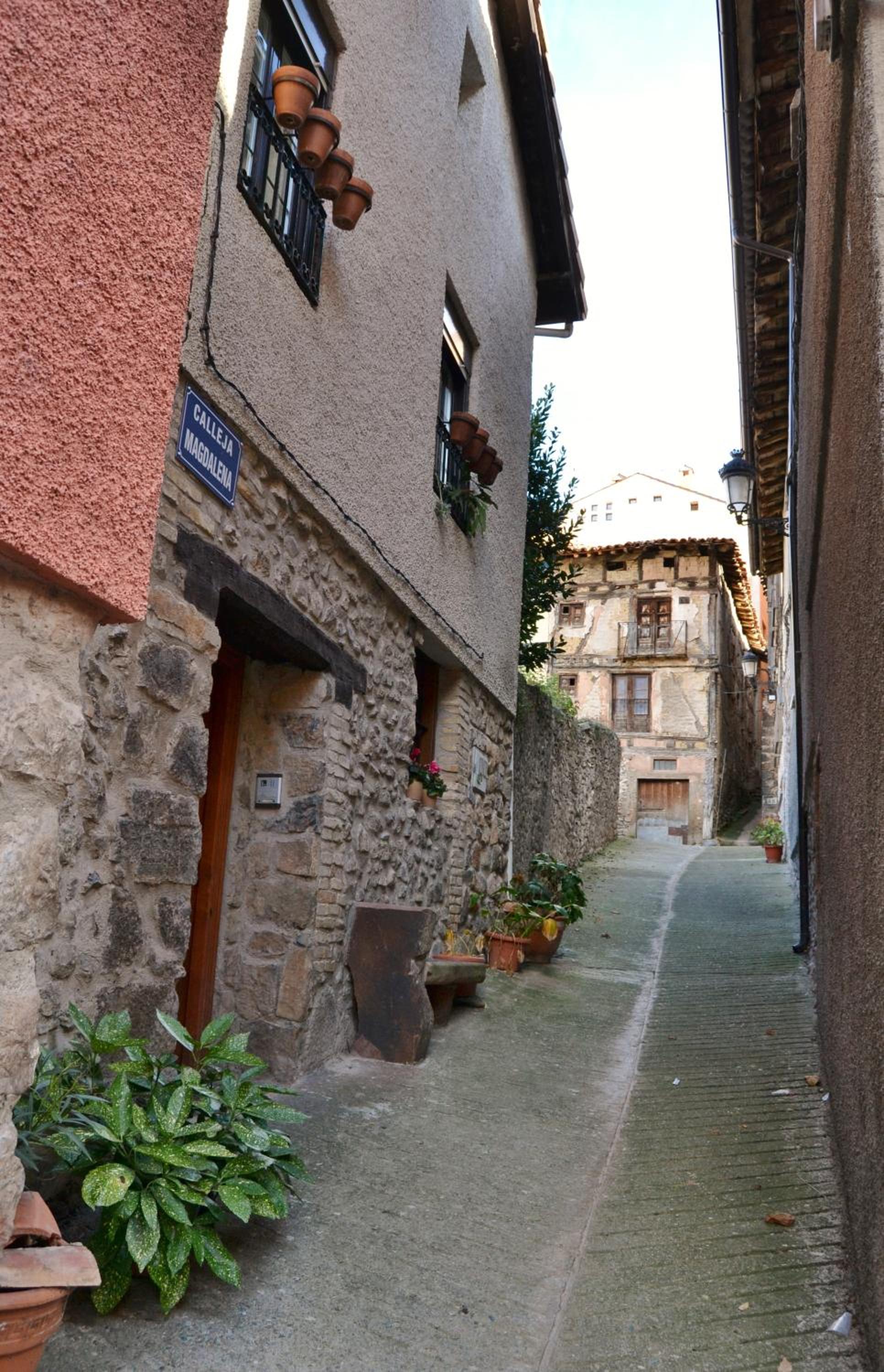 Tres Puentes Anguiano Apartamentos y Hostal