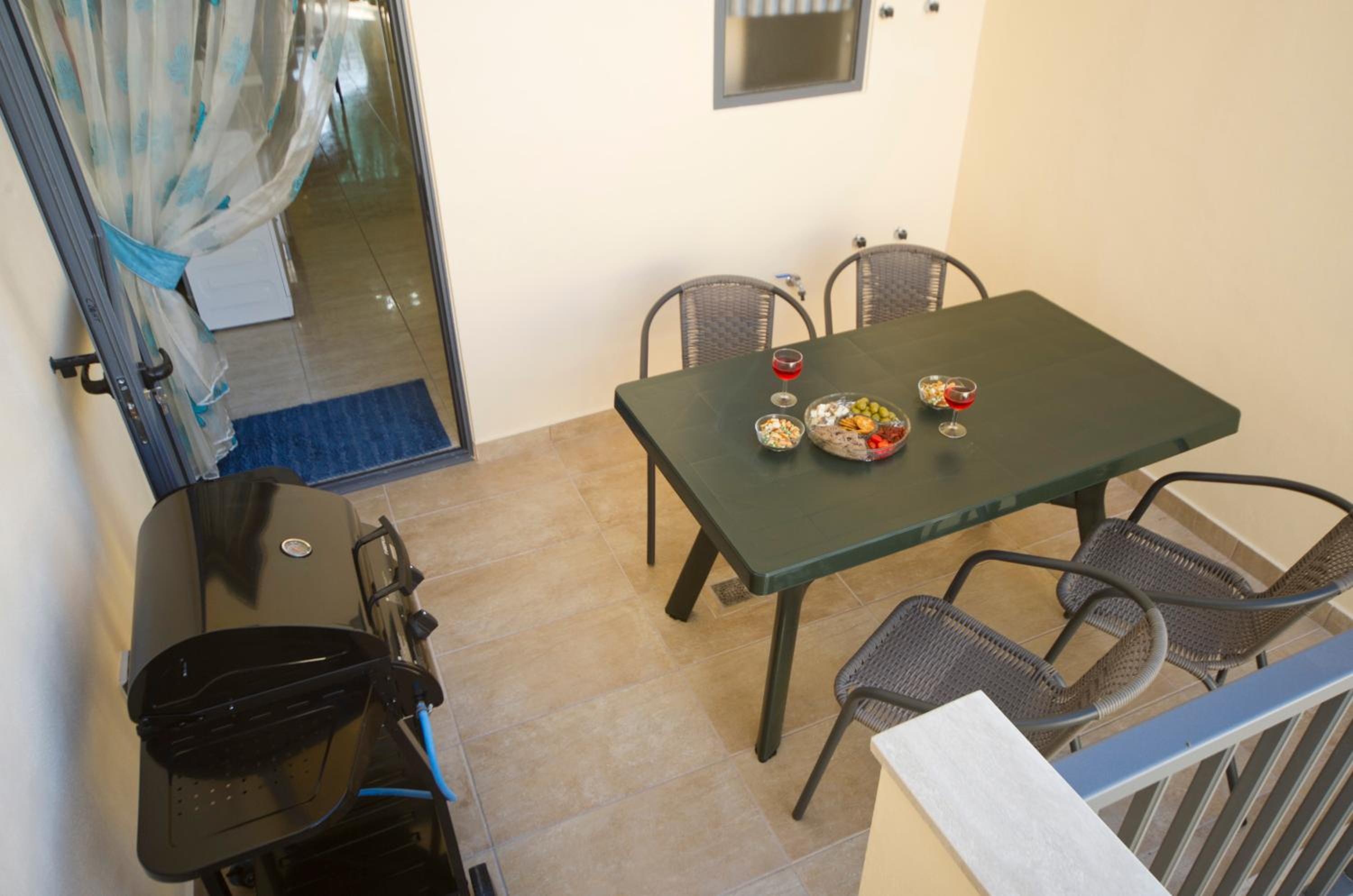 Sliema duplex 1 bedroom apartment with 2 bathrooms- Sleep 4 view 4