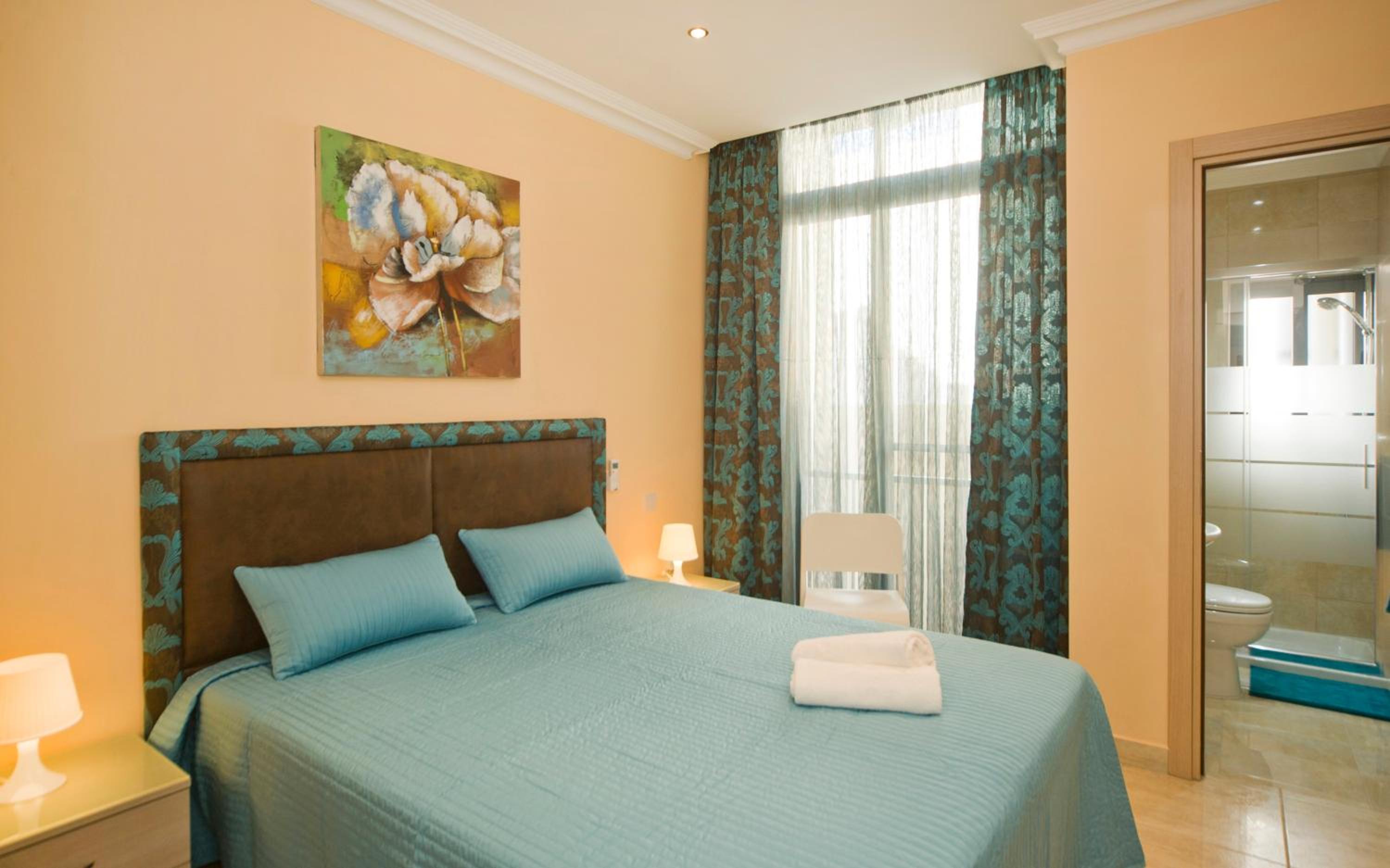 Sliema duplex 1 bedroom apartment with 2 bathrooms- Sleep 4 view 2
