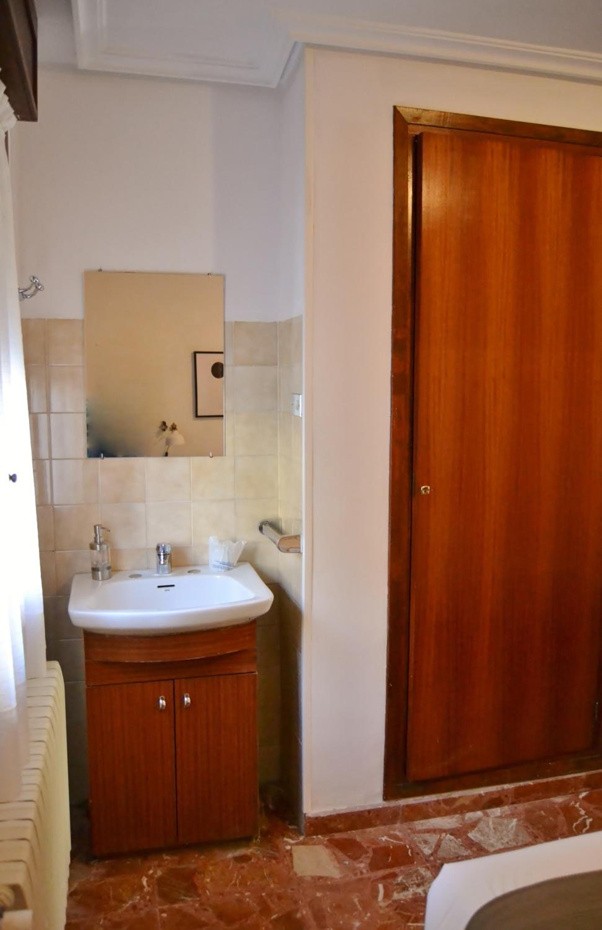 Tres Puentes Anguiano Apartamentos y Hostal