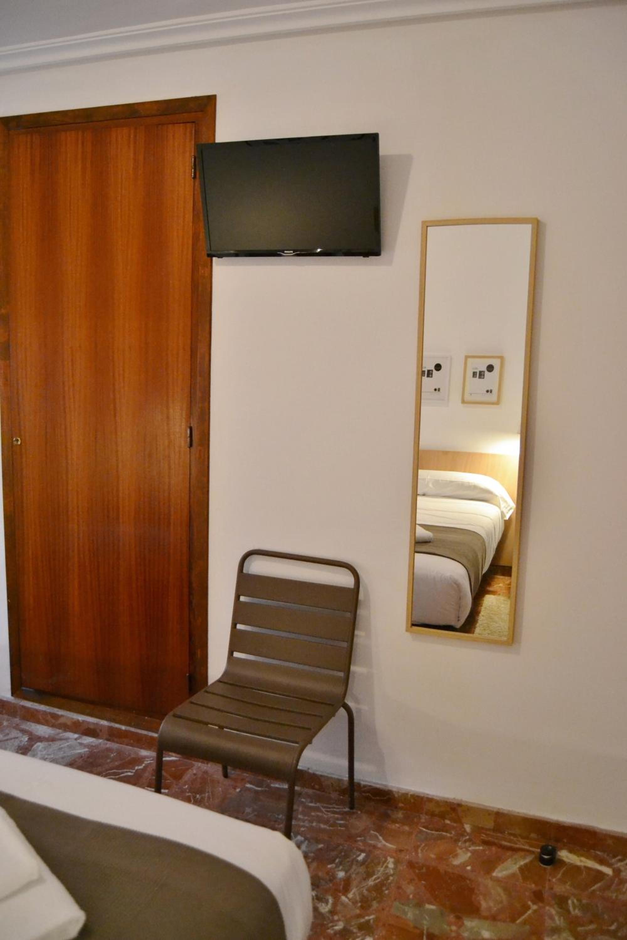 Tres Puentes Anguiano Apartamentos y Hostal