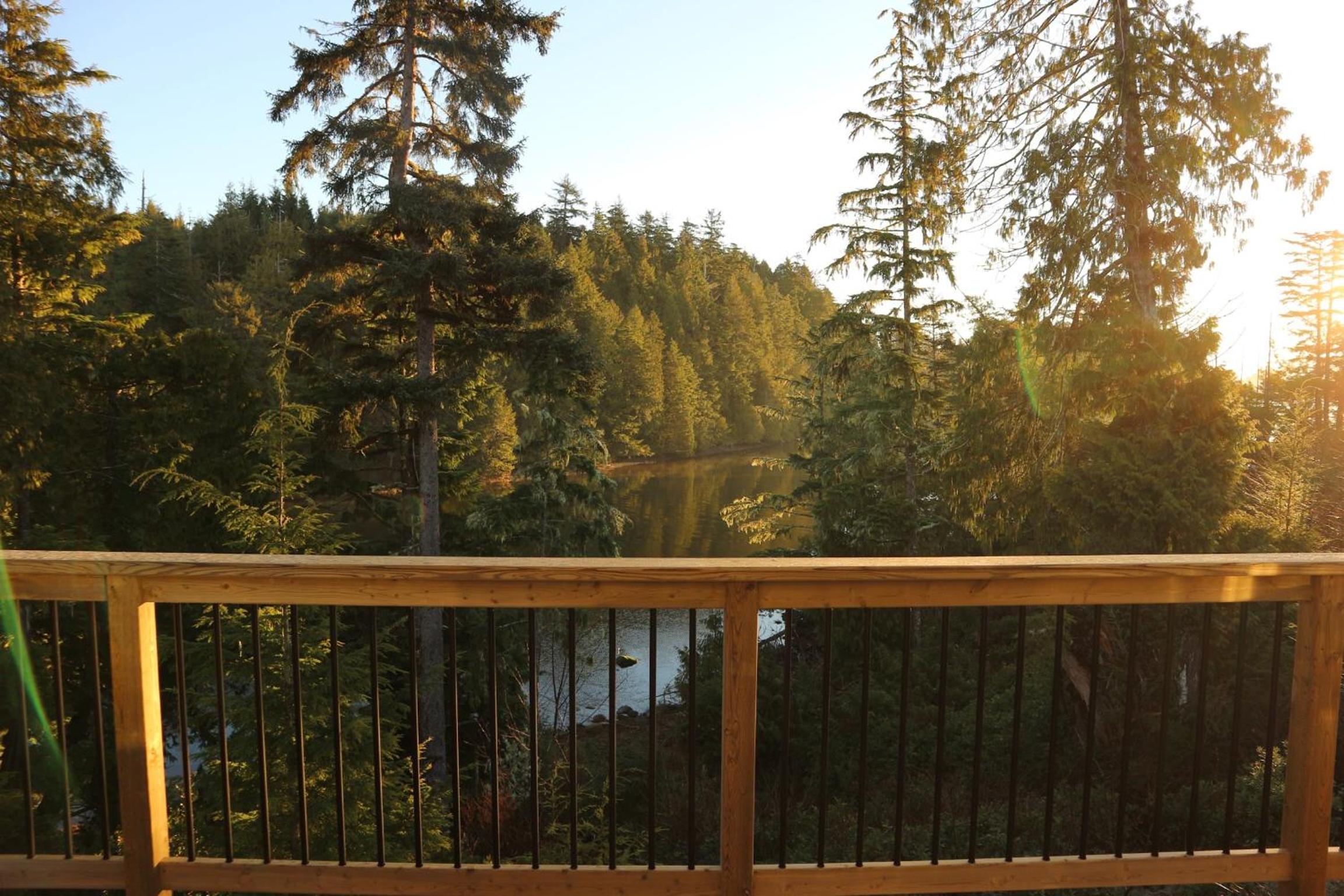 Le Chalet Waterfront Retreat