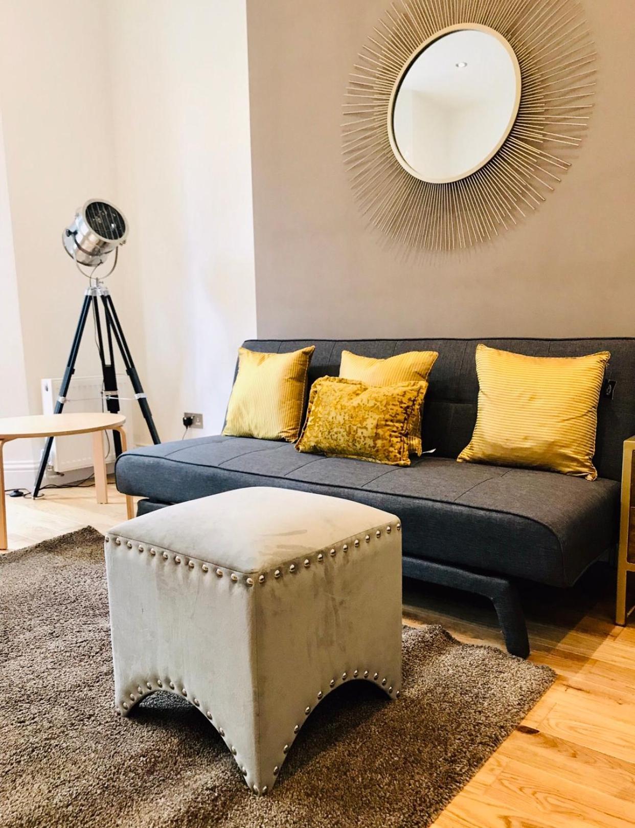 Stylish 2 Bed Apartment-Zone 2 - 10 Minutes to the heart of London- sleeps up 8