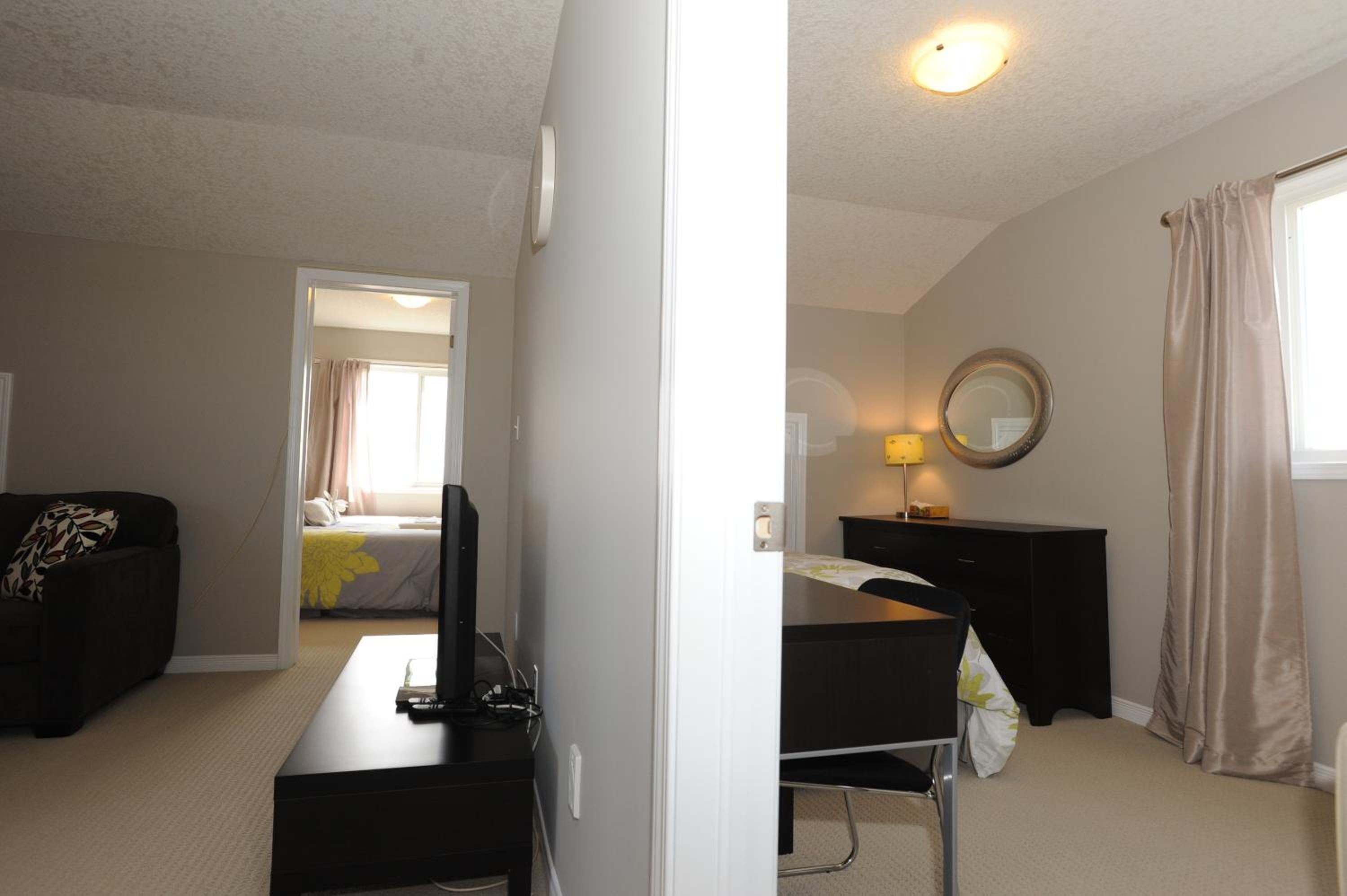 Kitchener Vacations - Boardwalk Homes - Vacation Homes  Executive Suites - Property Image 35