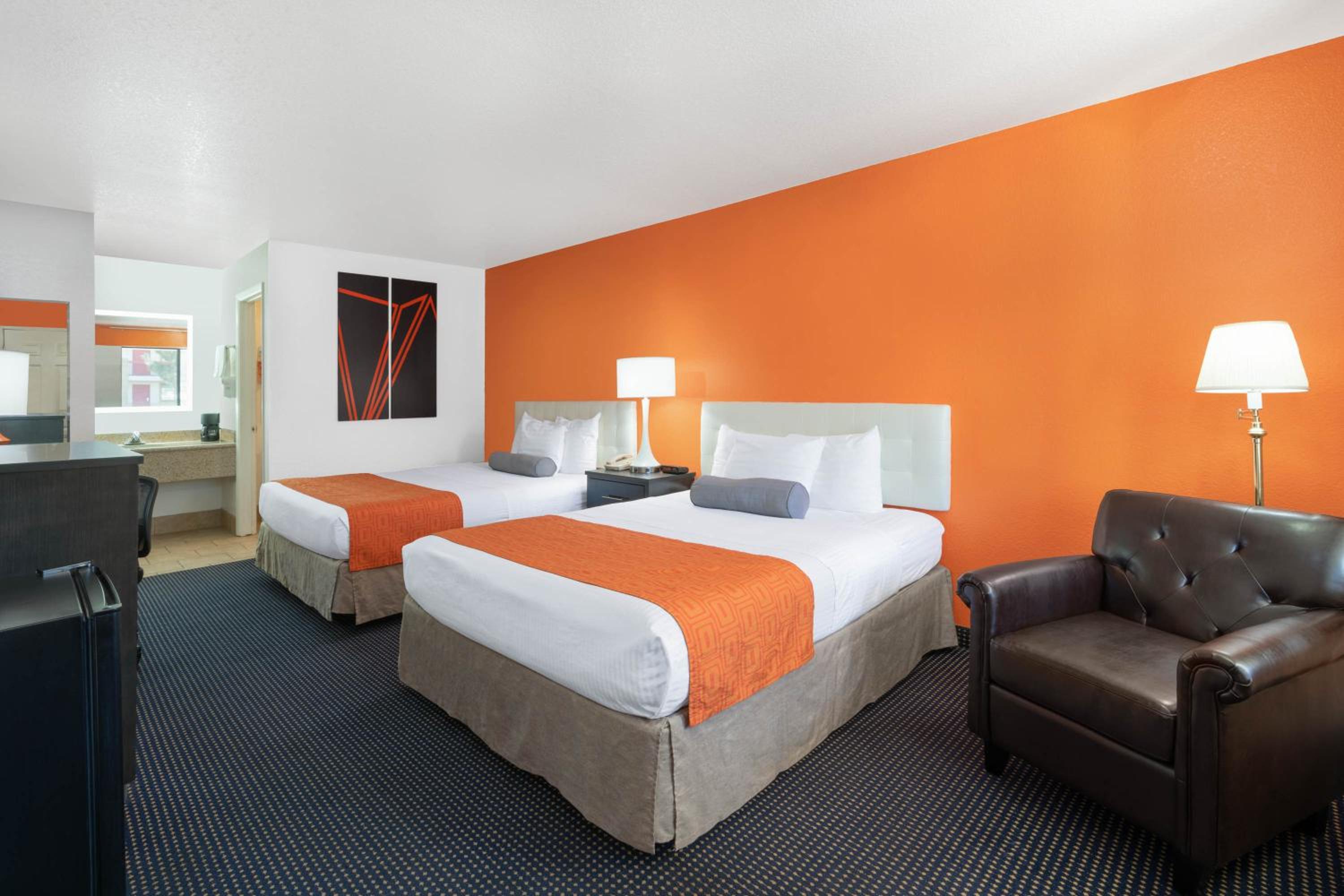 Holbrook Vacations - Howard Johnson by Wyndham Holbrook - Property Image 12
