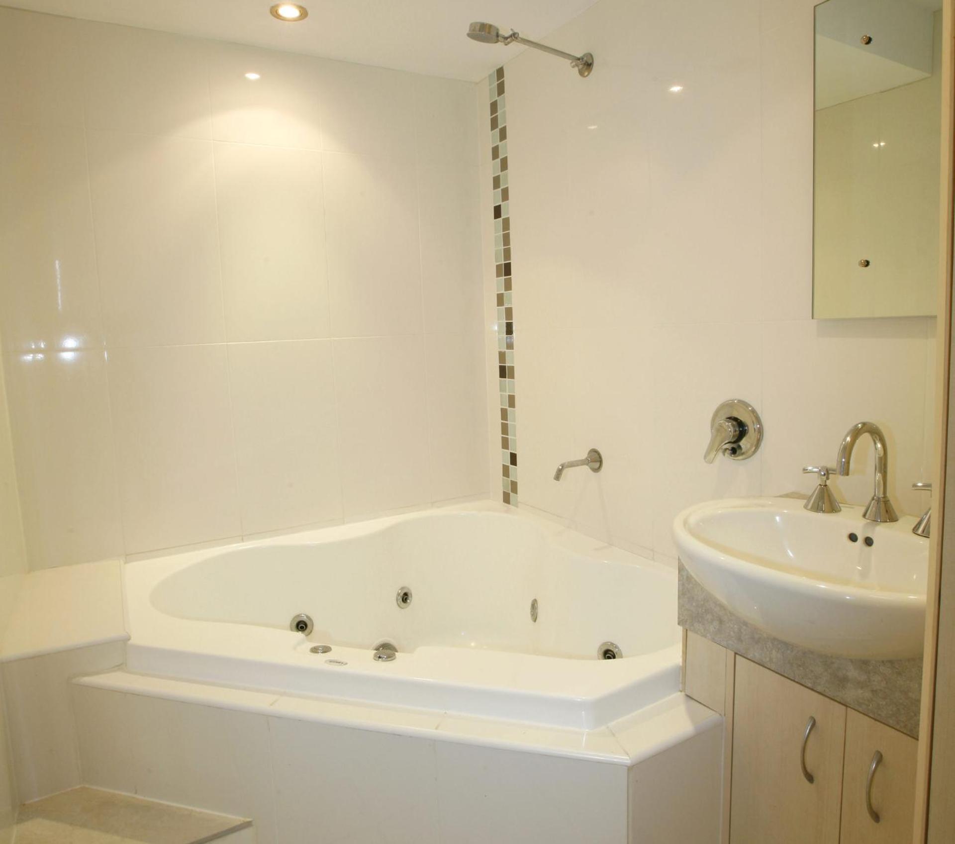 Caloundra Vacations - Allamanda U2 Awesome Location - Property Image 3