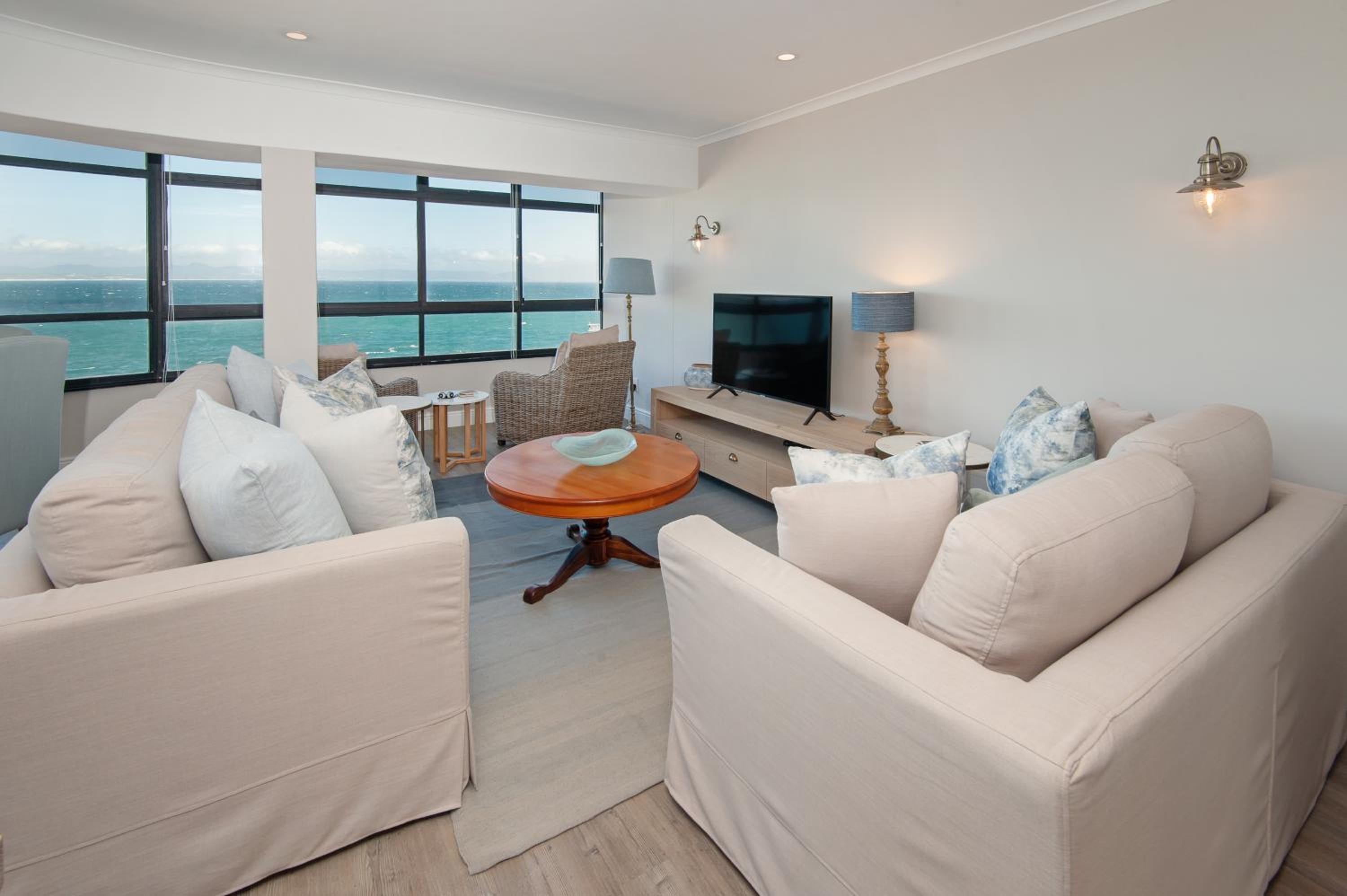 The Sun, Whales & Waves - Seafront Apartment view 4