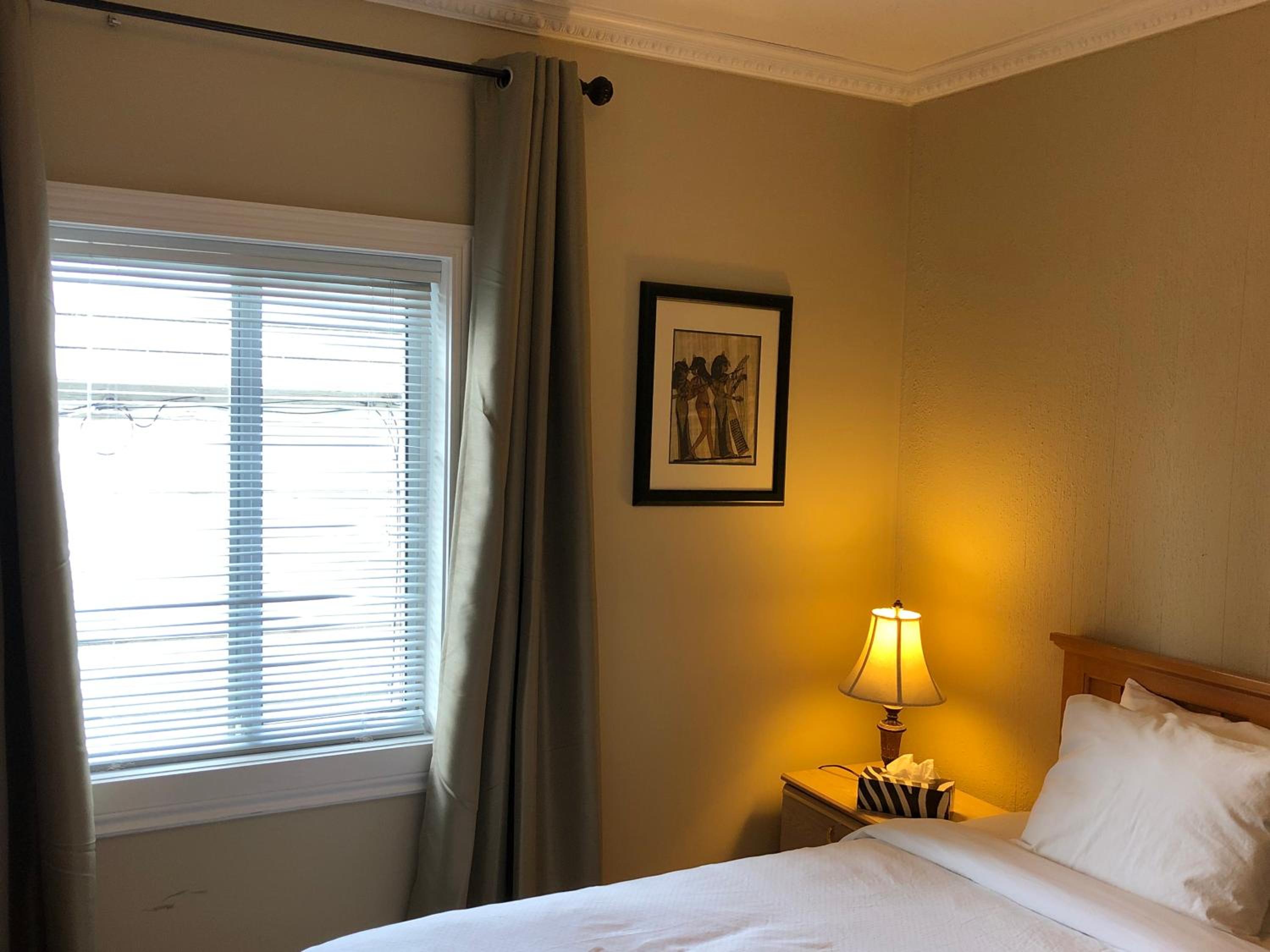 Vancouver Vacations - Cozy Bedrooms Guest House - Property Image 43