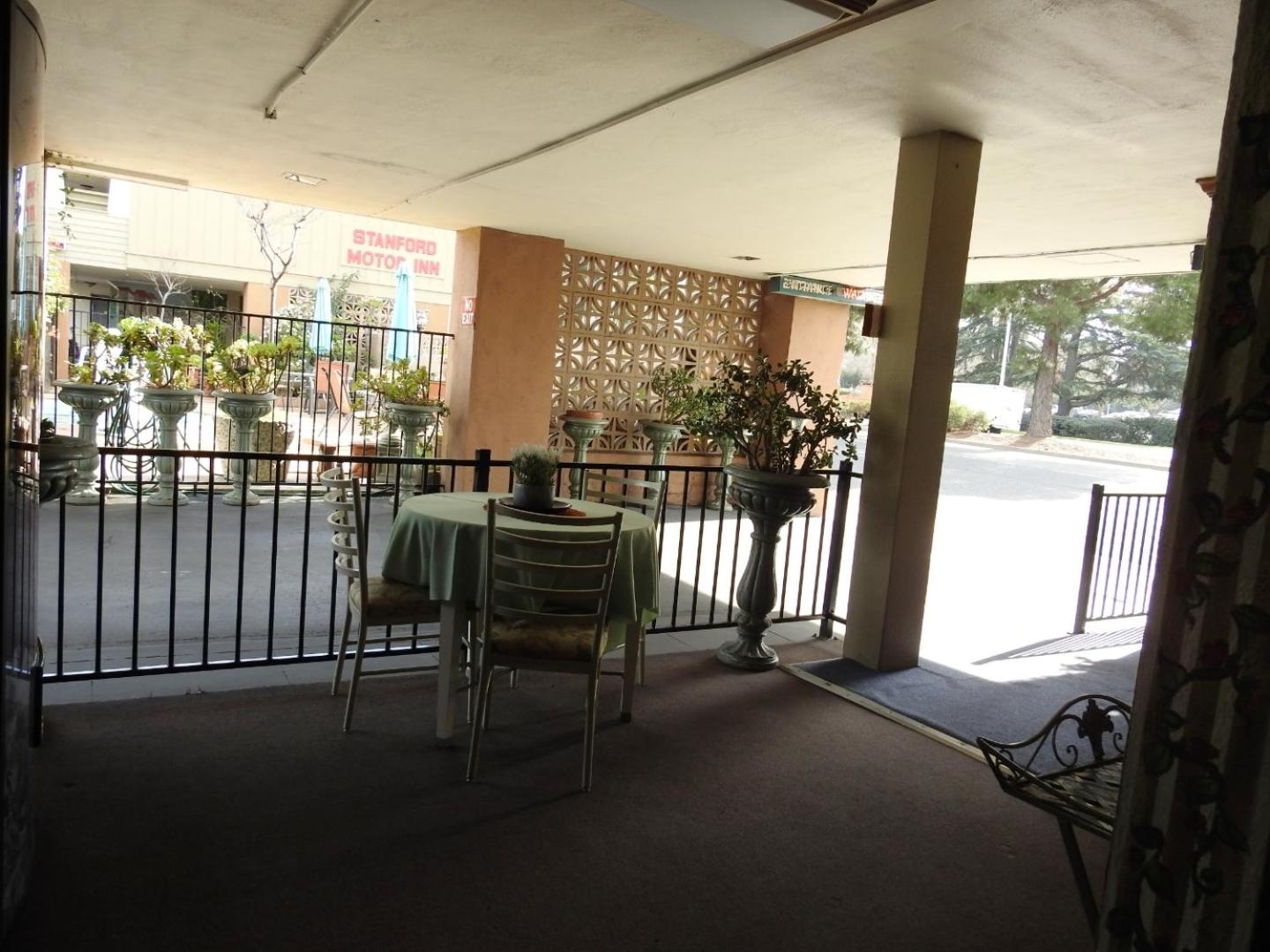 Stanford Motor Inn