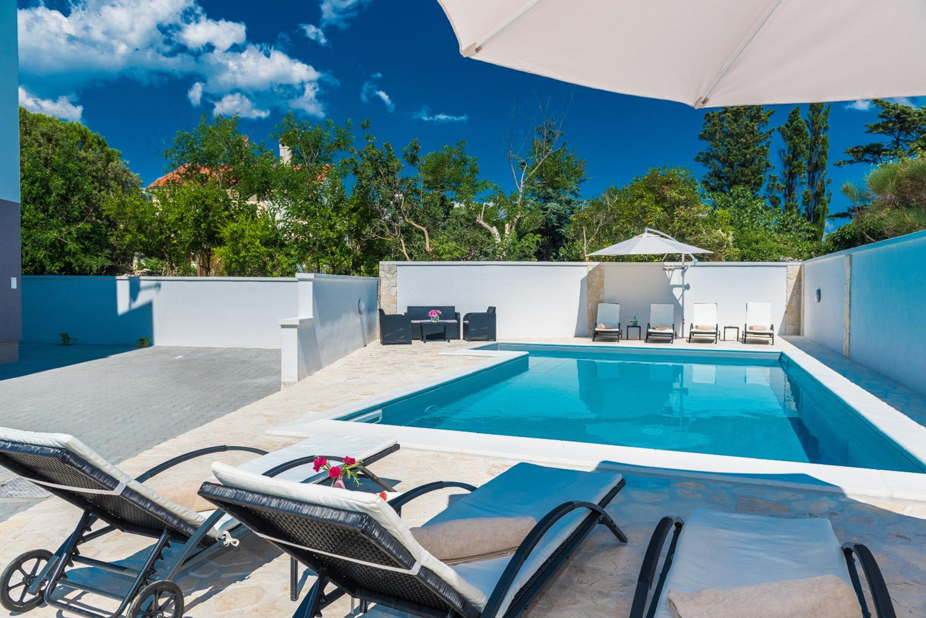 Andy modern & centrally located ap. for 6 with a pool