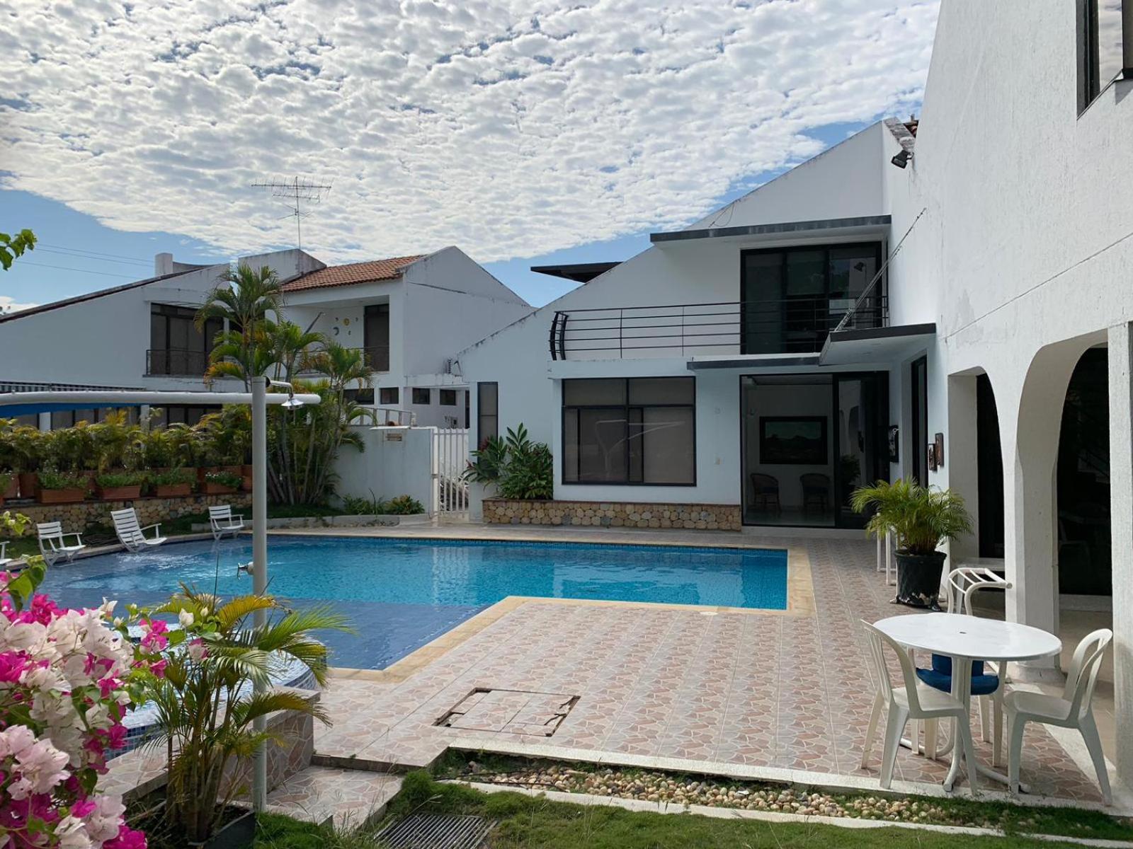 Casa Girardot Condominio El peñon 5 Habitaciones.