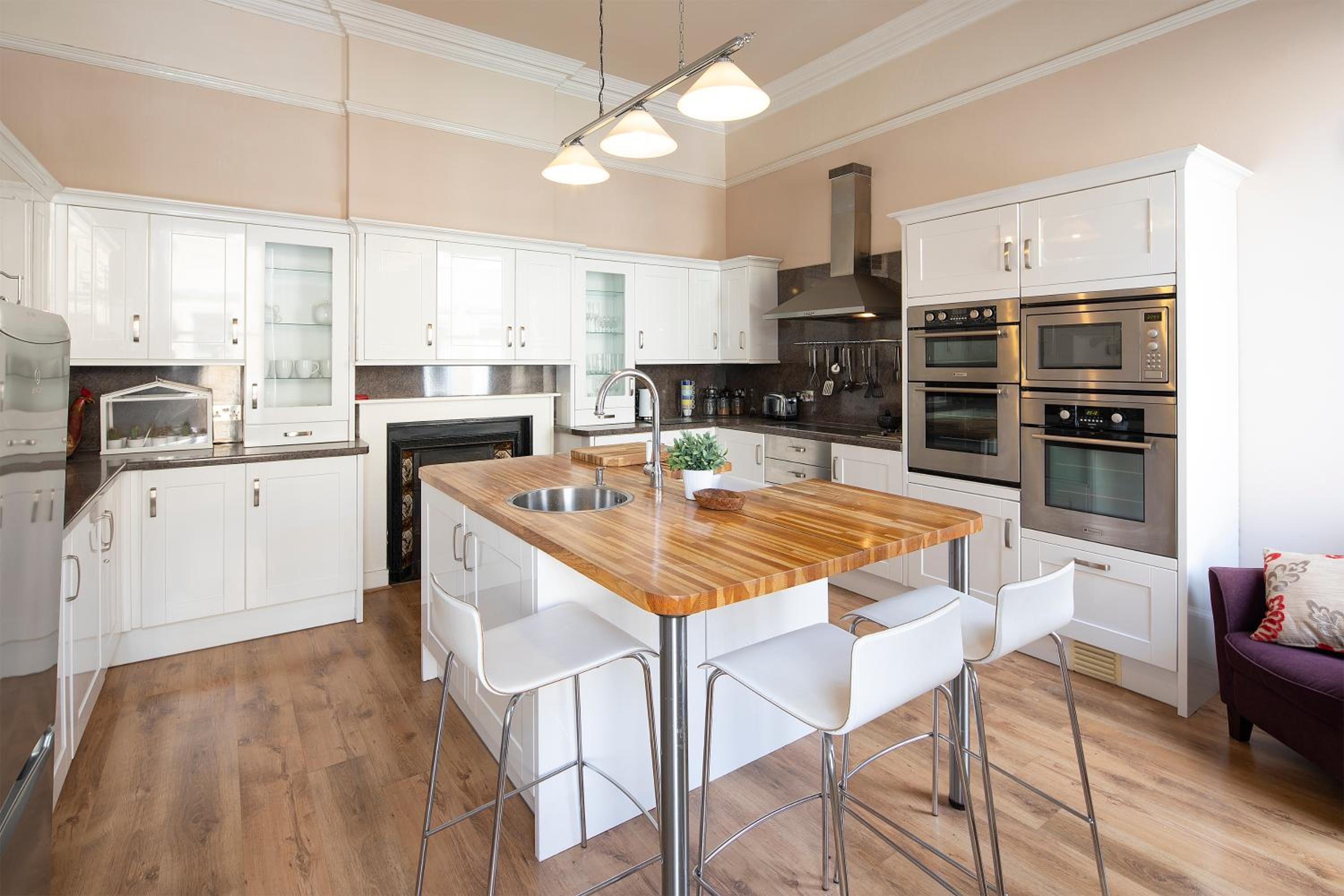 Stunning Spacious Central Apartment near Parade Gardens view 3
