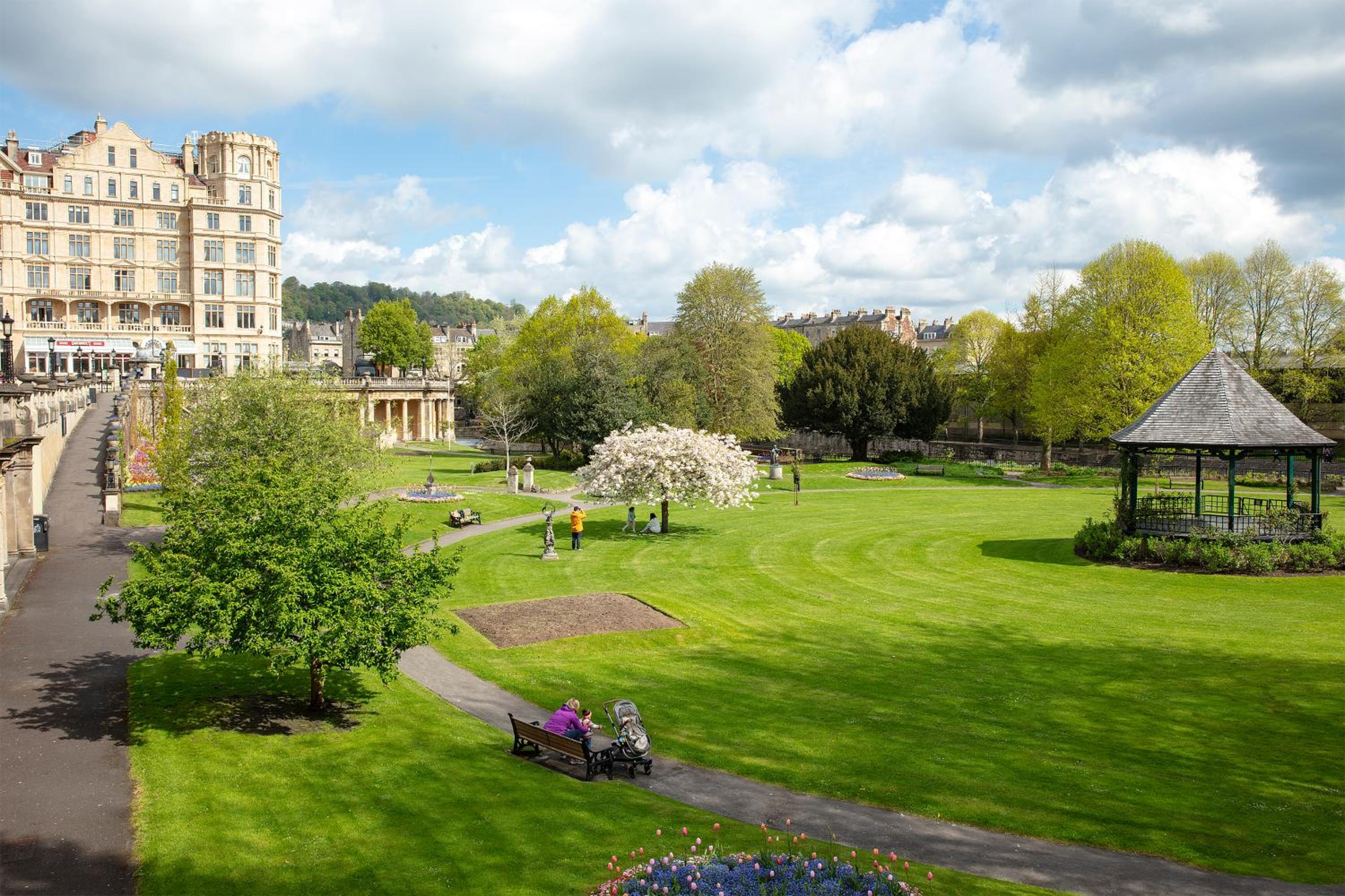 Stunning Spacious Central Apartment near Parade Gardens view 2