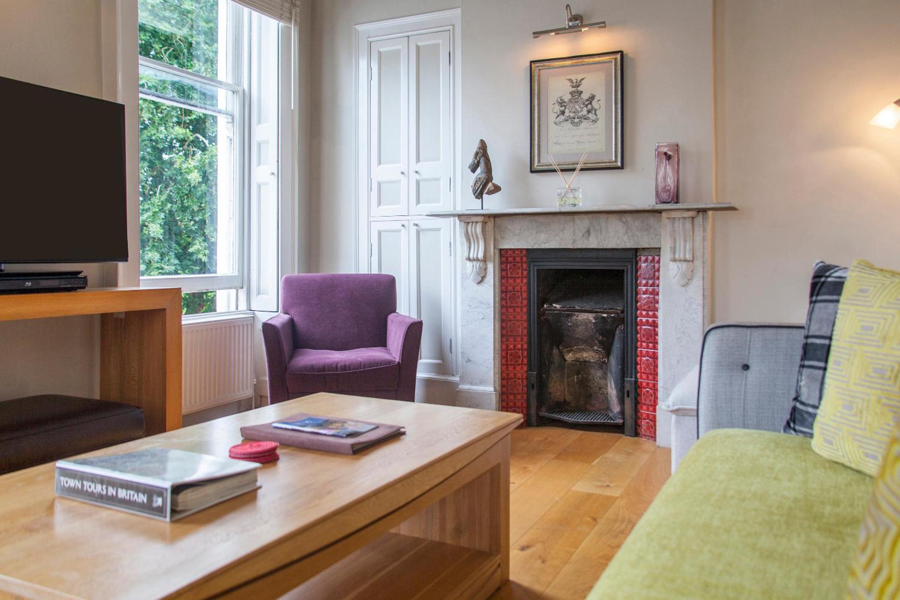 Stunning Spacious Central Apartment near Parade Gardens view 4