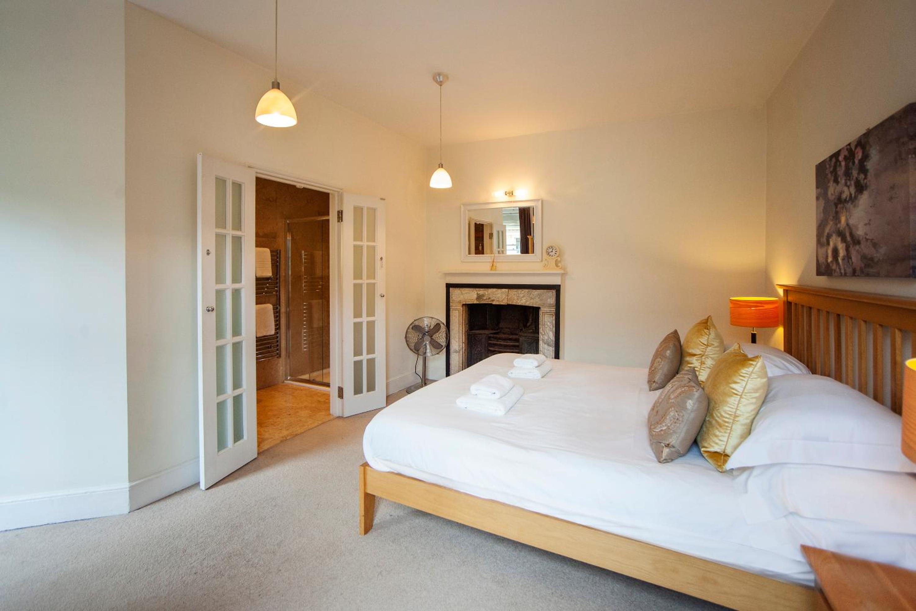 Stunning Spacious Central Apartment near Parade Gardens view 5