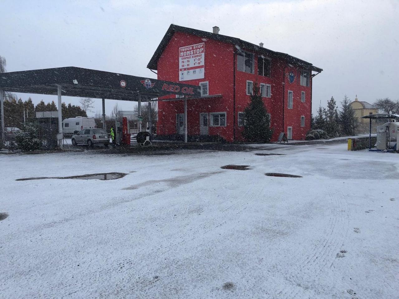Motel Red Oil view 4