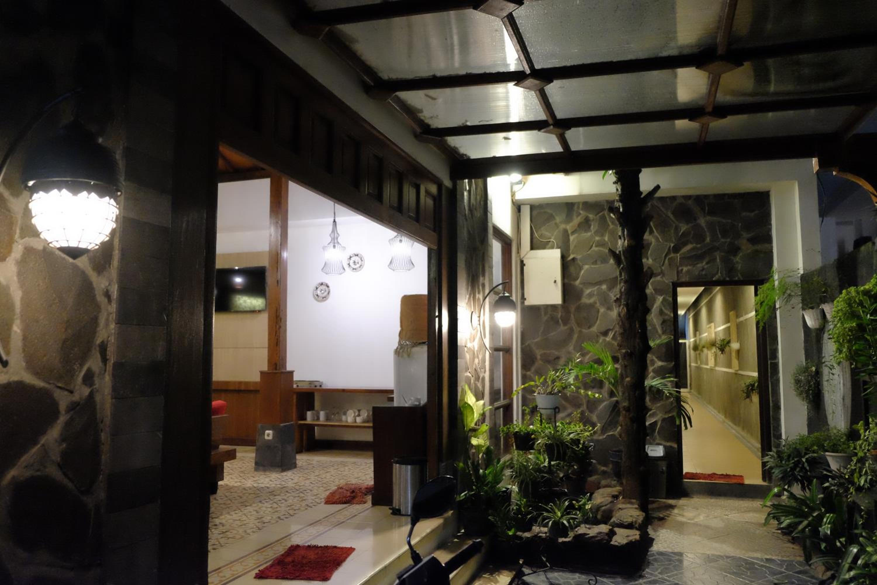 Puri Langenarjan Guest House, Yogyakarta - 20
