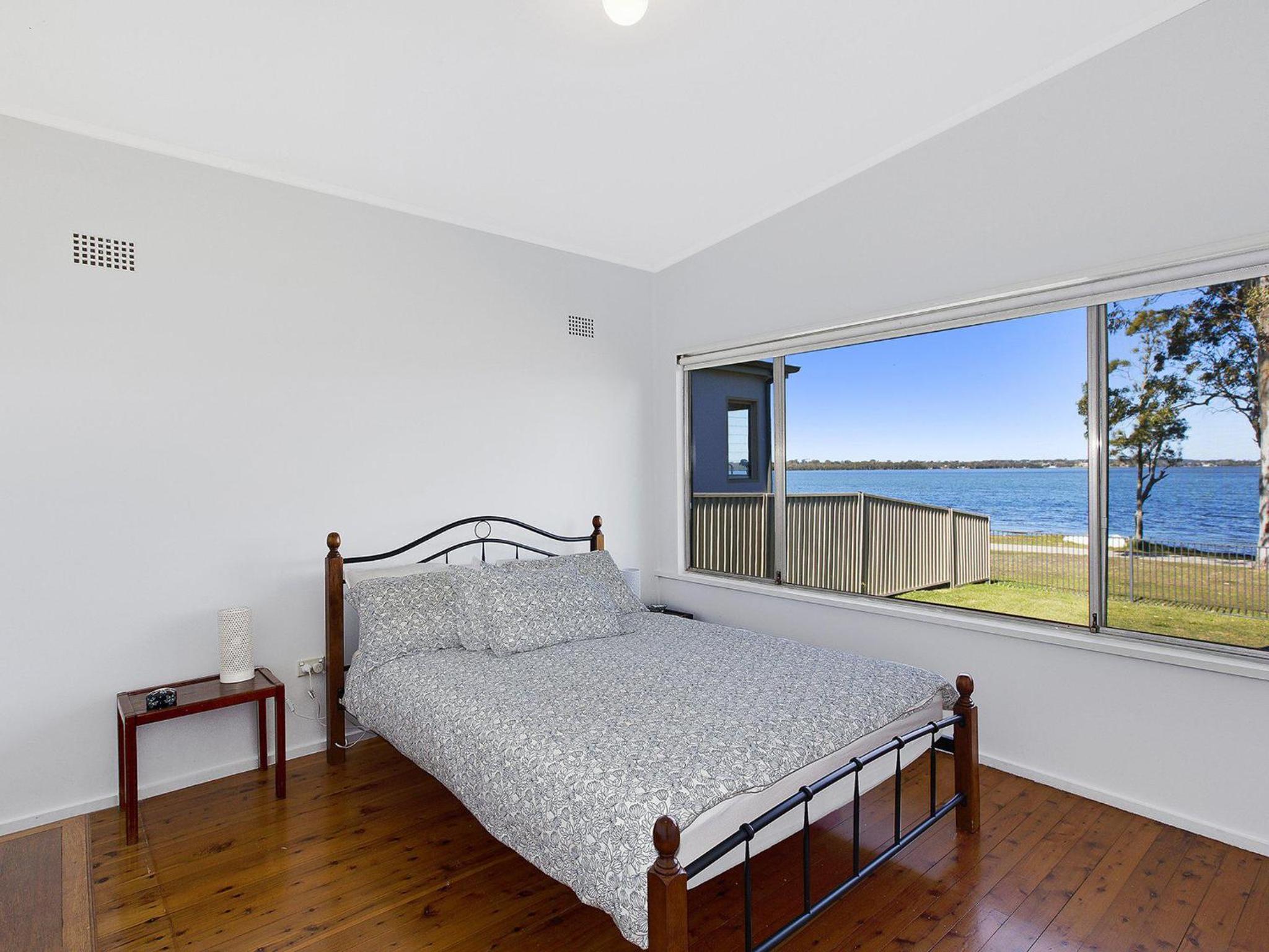 Lakes Edge Cottage Pet Friendly Waterfront Escape