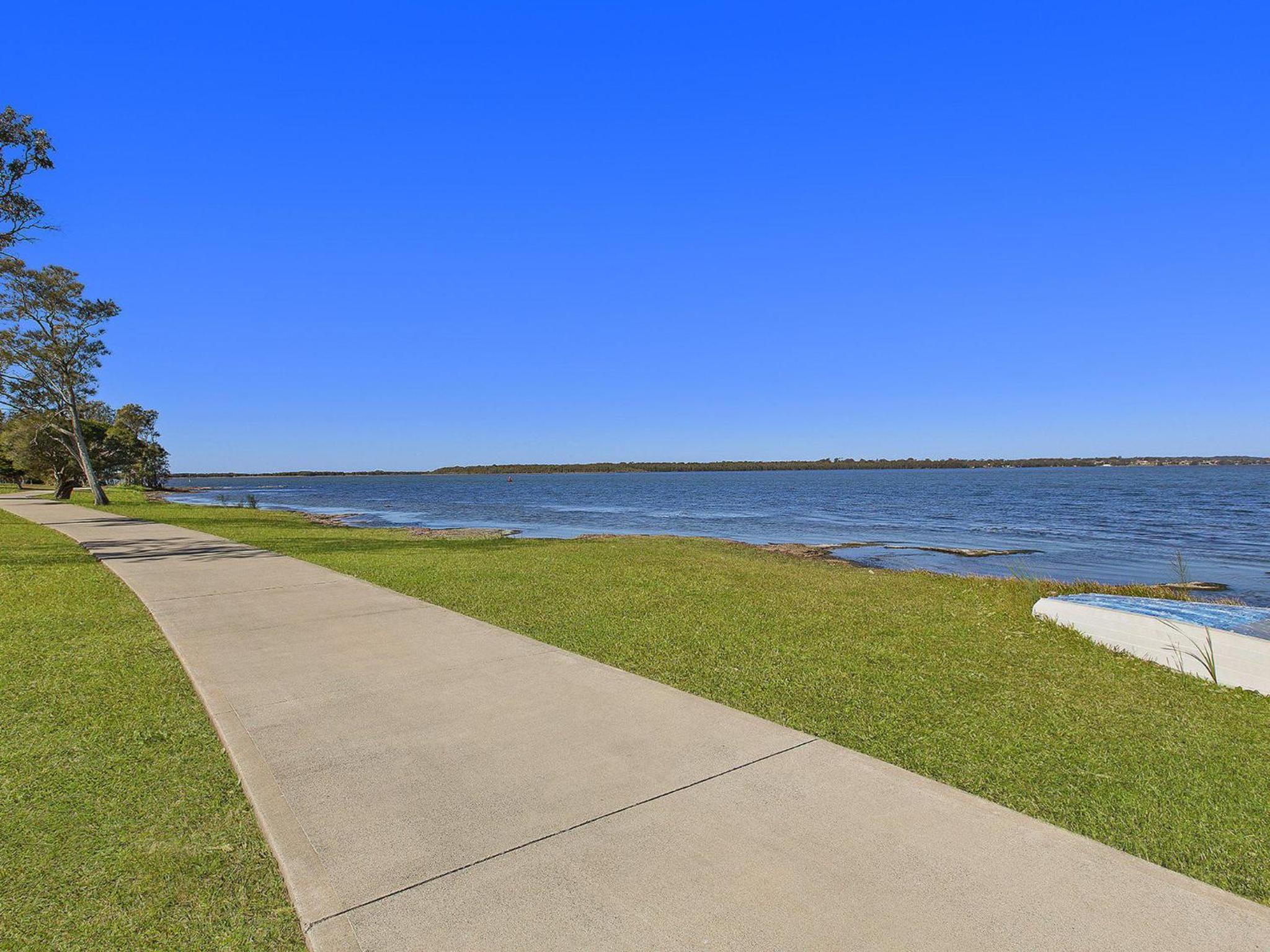 Lakes Edge Cottage Pet Friendly Waterfront Escape
