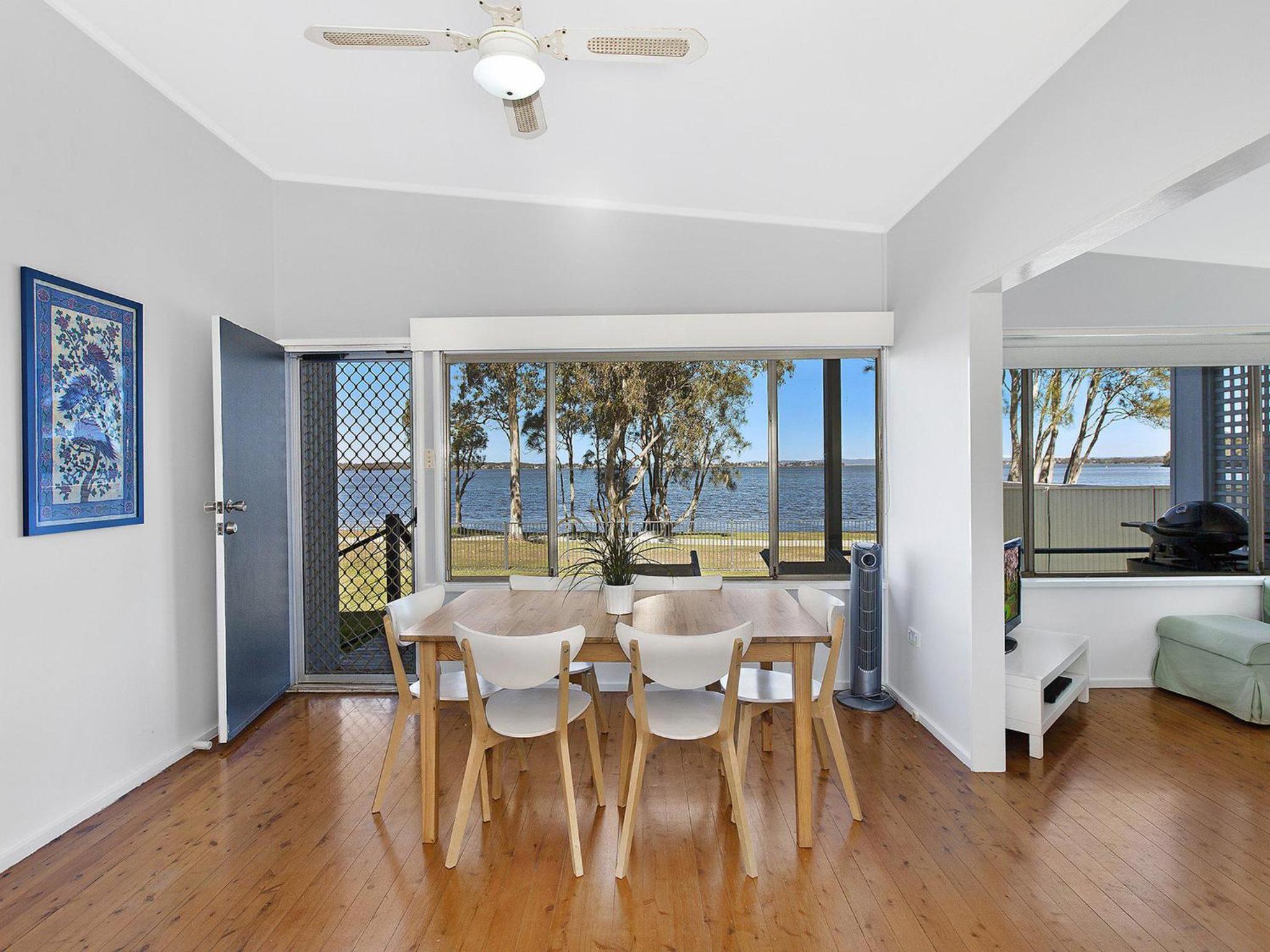 Lakes Edge Cottage Pet Friendly Waterfront Escape